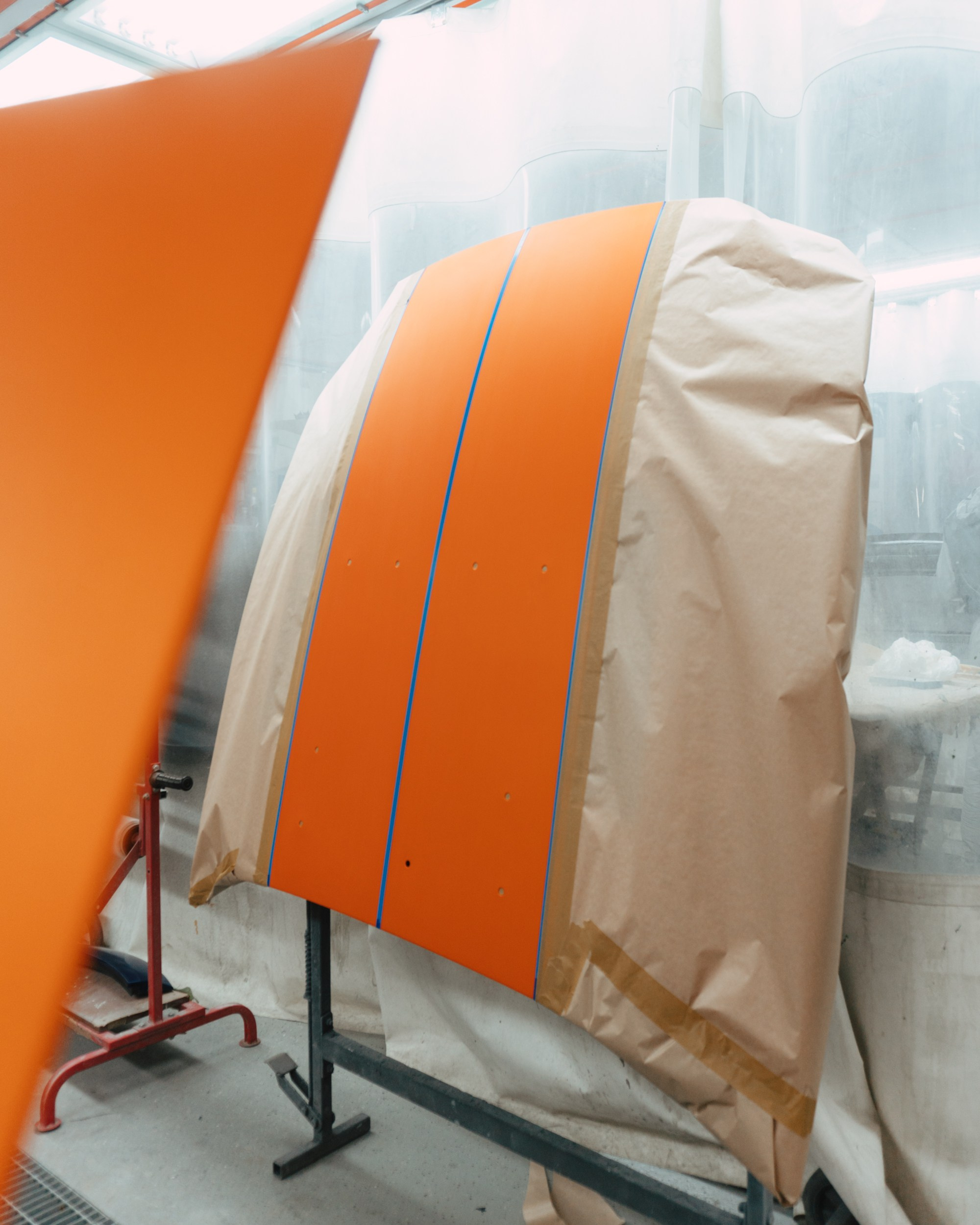 Ford Mustang Roush оранжевый окрас кузова и выкрас полос. DeLorein