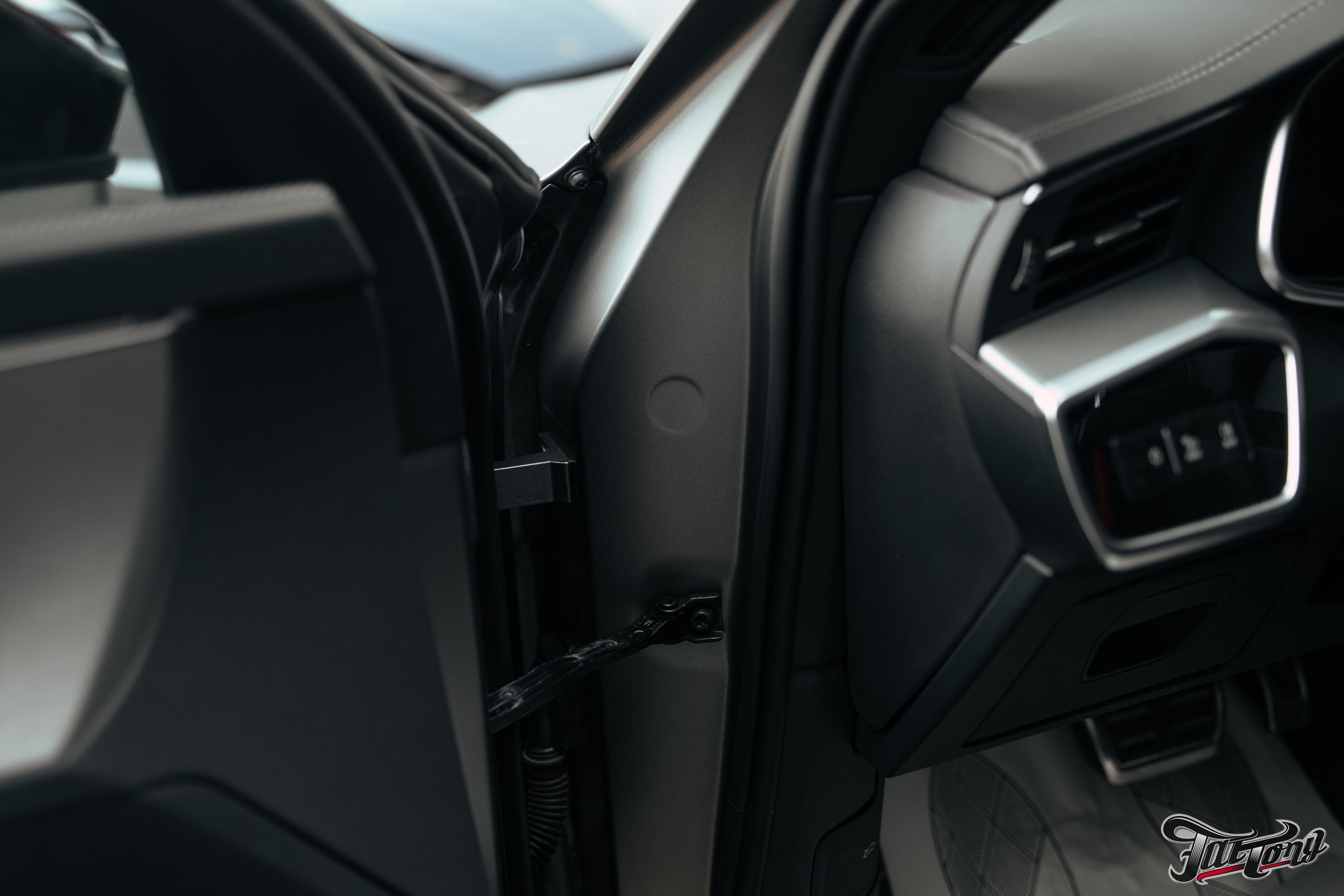 Audi A6 2 раза поменяла цвет, оклейка с проемами в зеленый и преклейка в серый. DeLorein