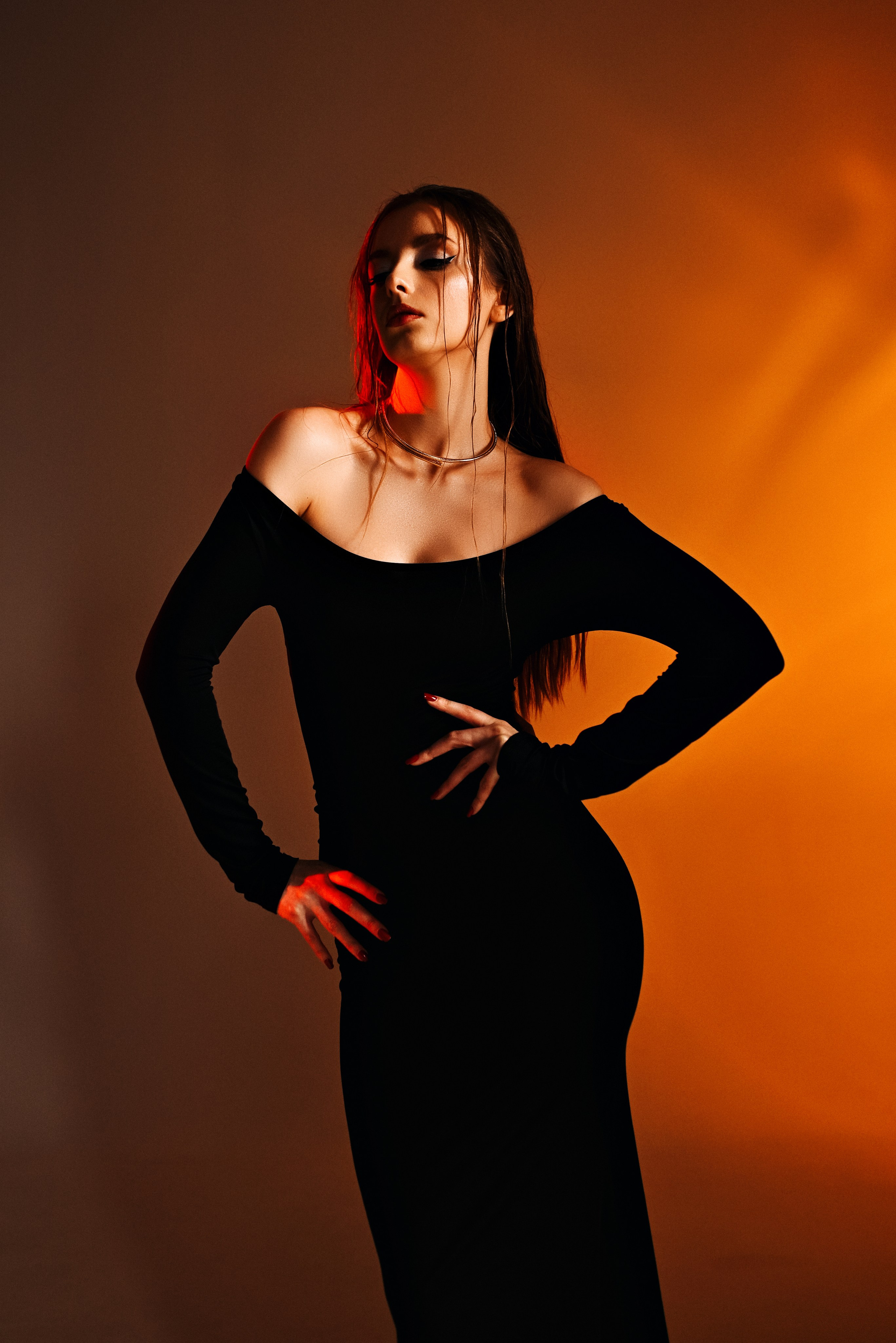 Сергей Томашев : Студийная съёмка девушки с ярким цветным фоном