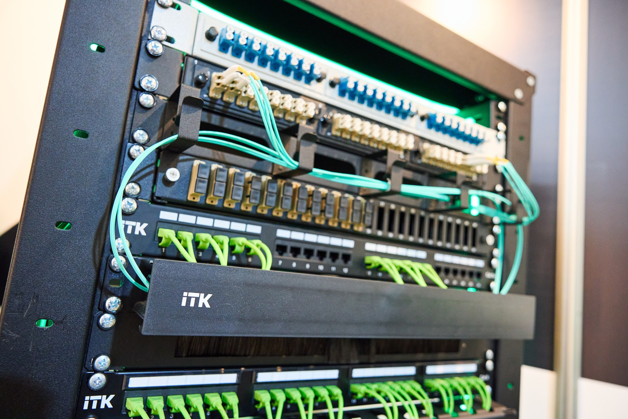 Фотограф на выставке IEK — репортажная съёмка корпоративного стенда в Москве. Репортажный фотограф в Москве — Дмитрий Тарасов | Съёмка мероприятий, концертов, корпоративов