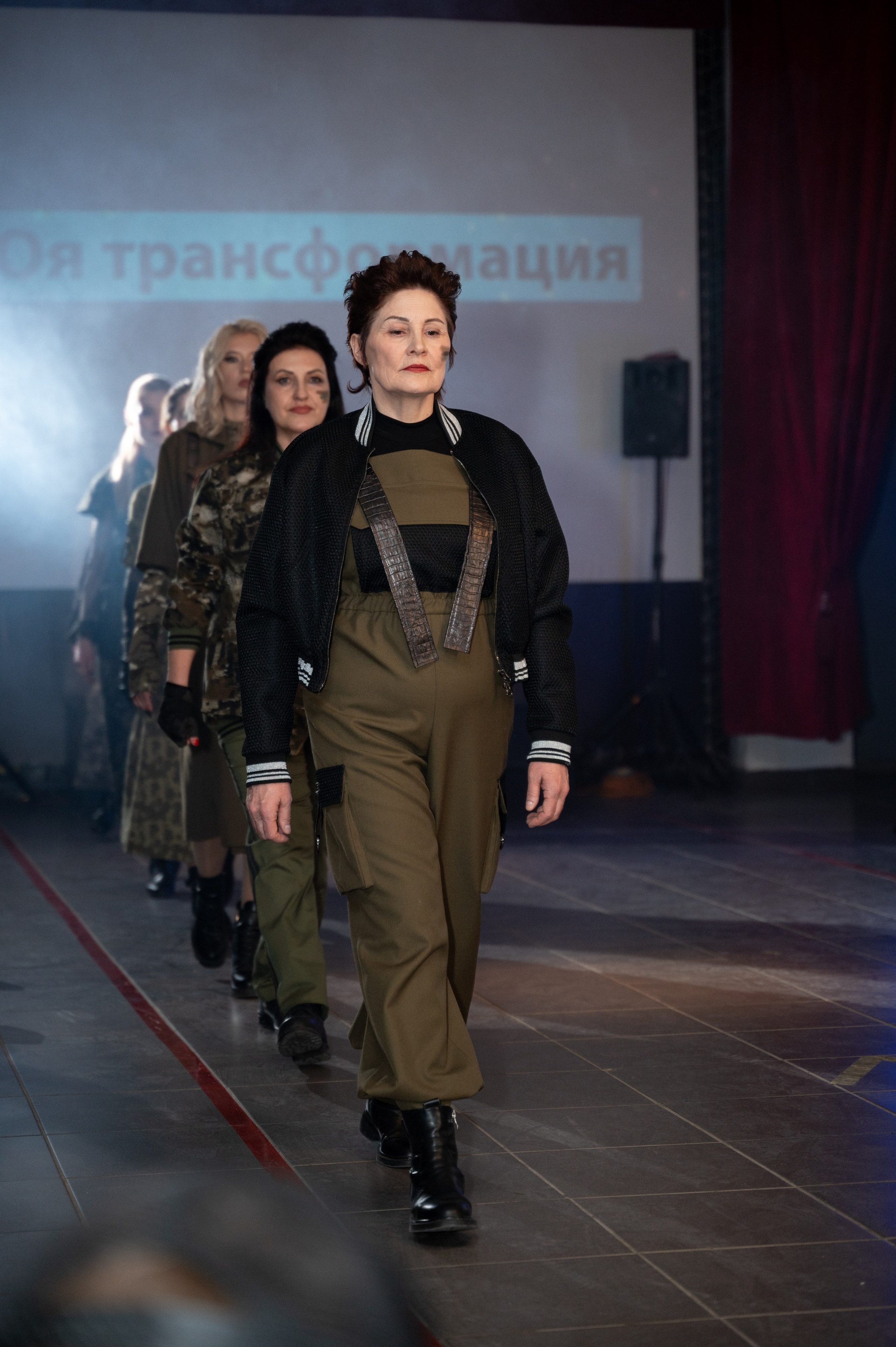 Закрытый показ милитари «Своя трансформация» дизайнера Юлии Бойченко | 24.04.2025. Фотограф в Омске Елизавета Кириллова