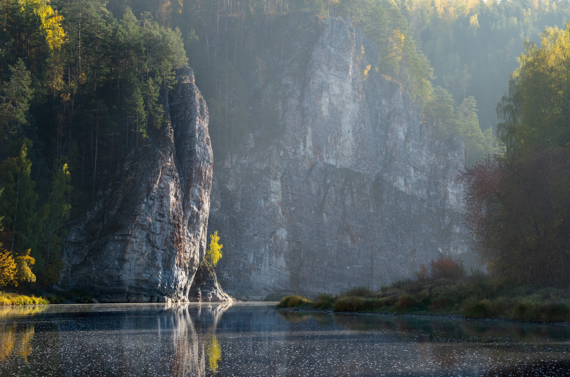 Скала Камень Омутной на Чусовой в утренней дымке