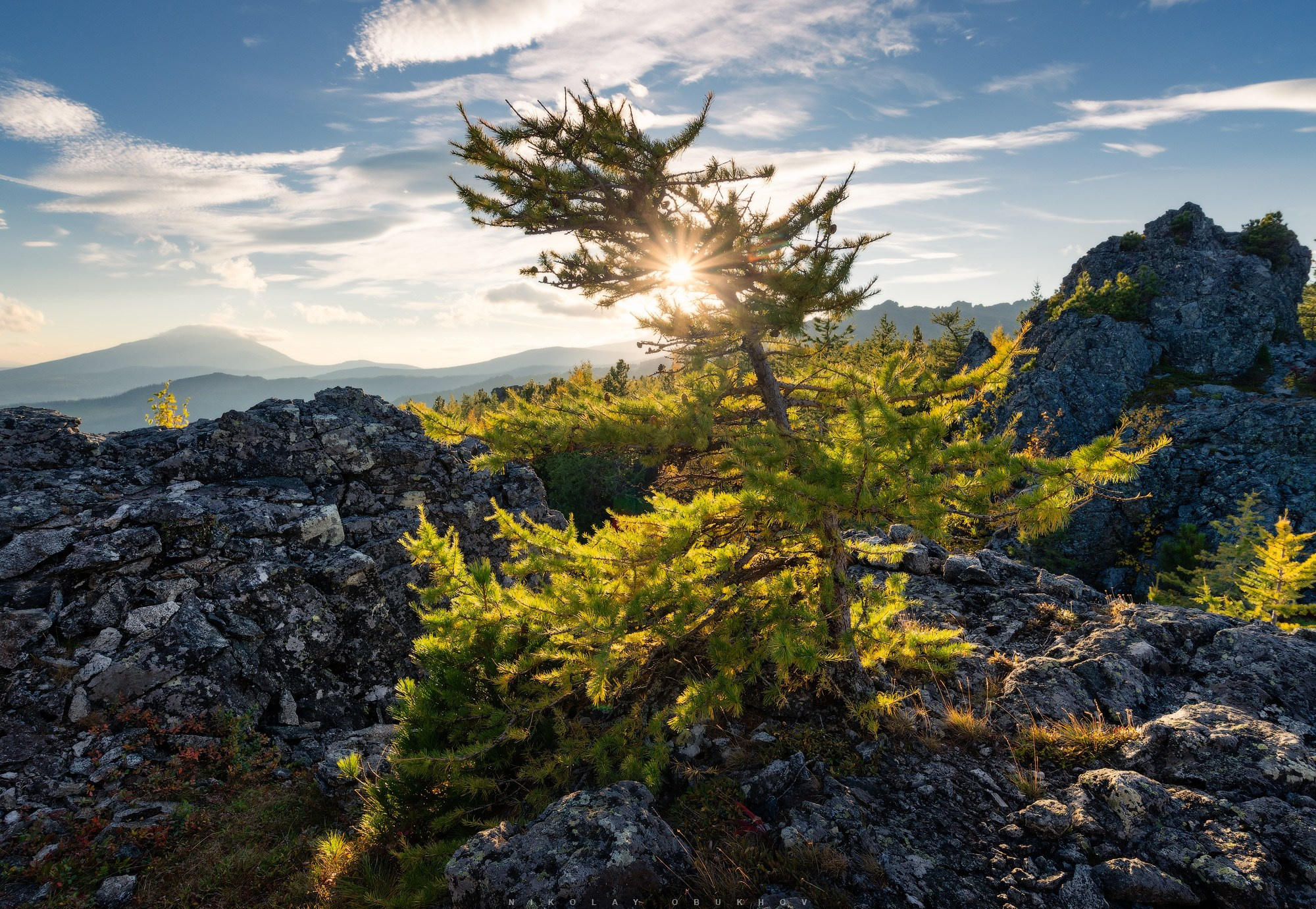 Начало золотой осени на горе Серебрянский Камень возле города Карпинск.
