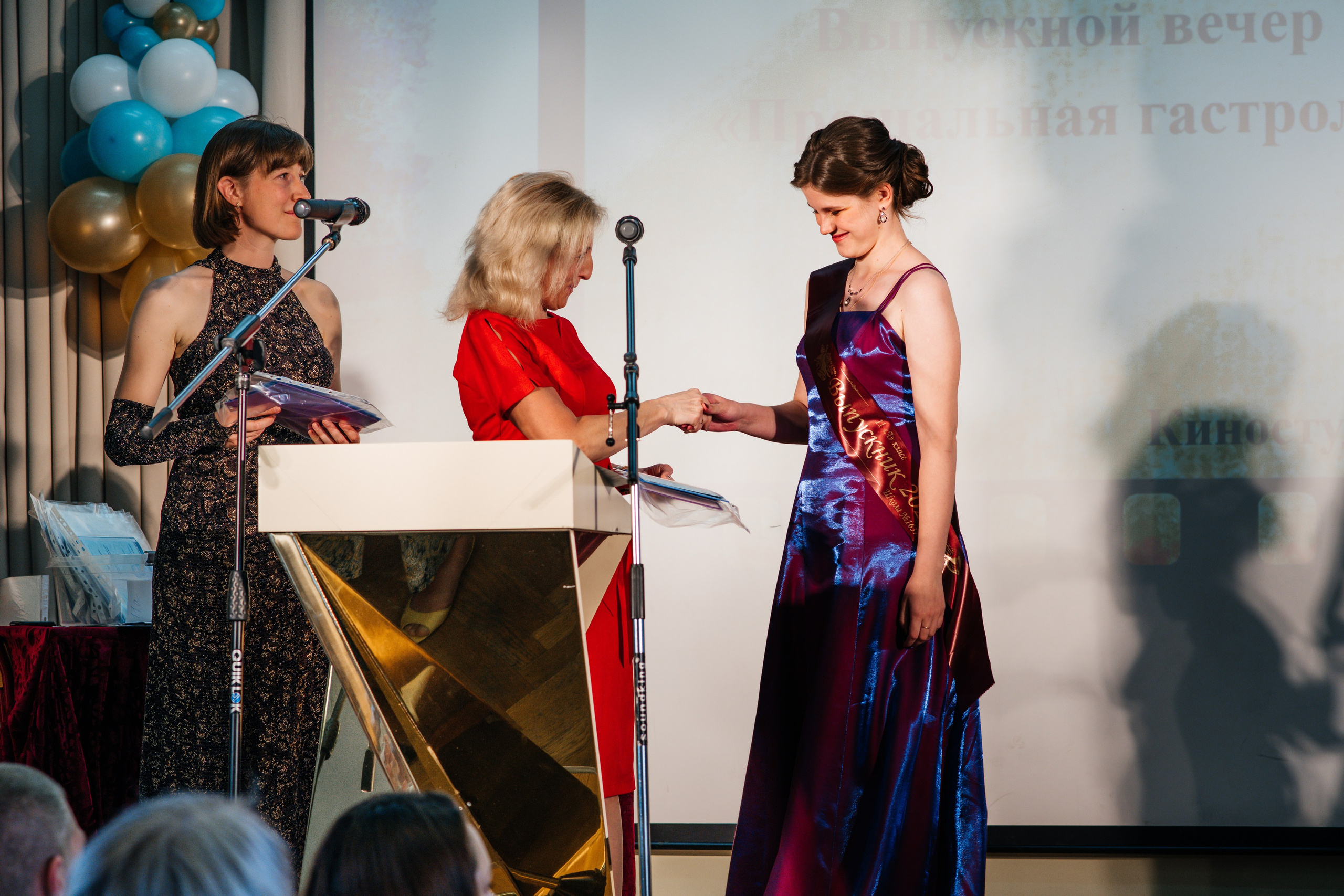 Вручение аттестатов. Выпускные альбомы в Подольске Москве и МО