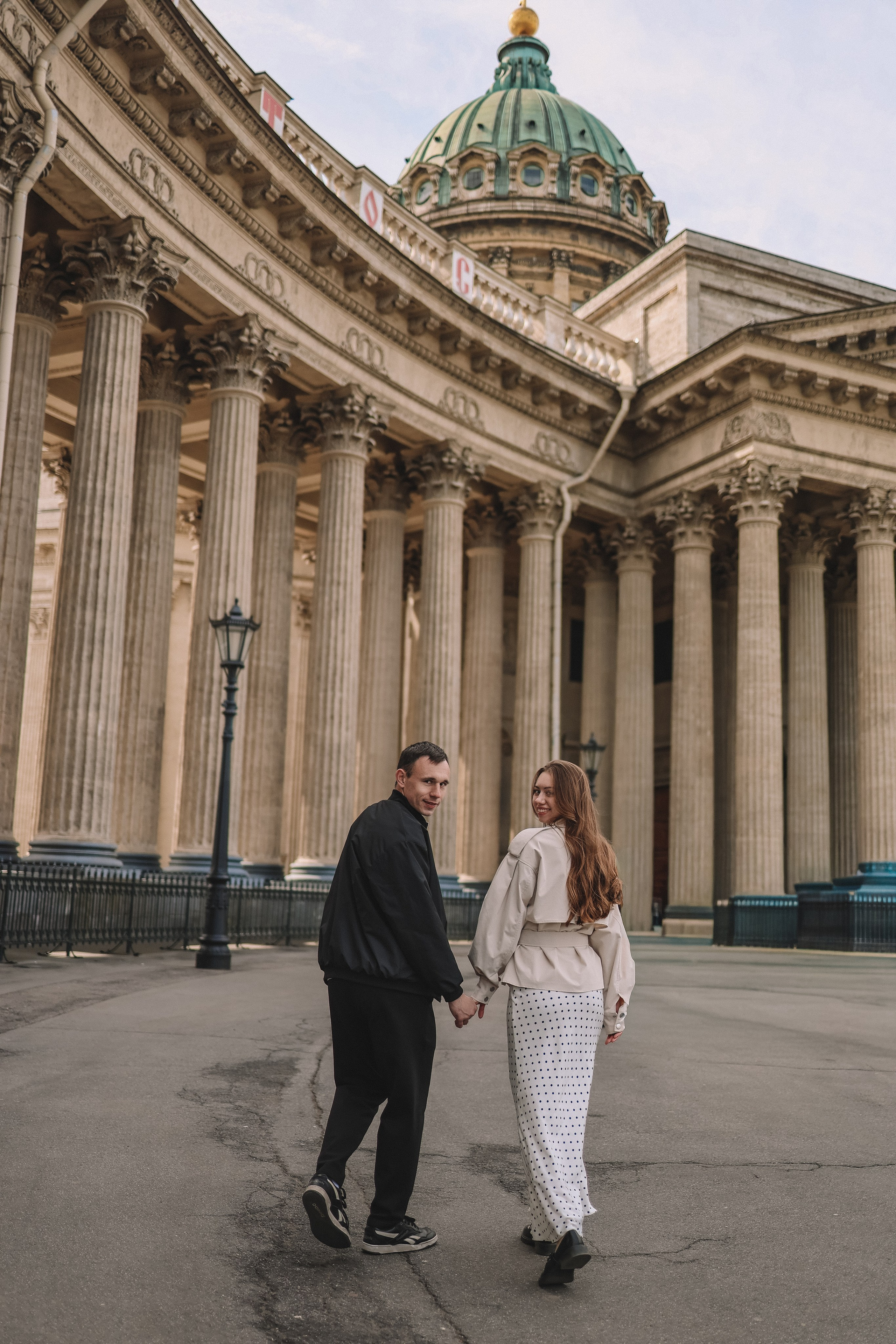 Фотосессия лавстори у Казанского собора в Санкт-Петербурге