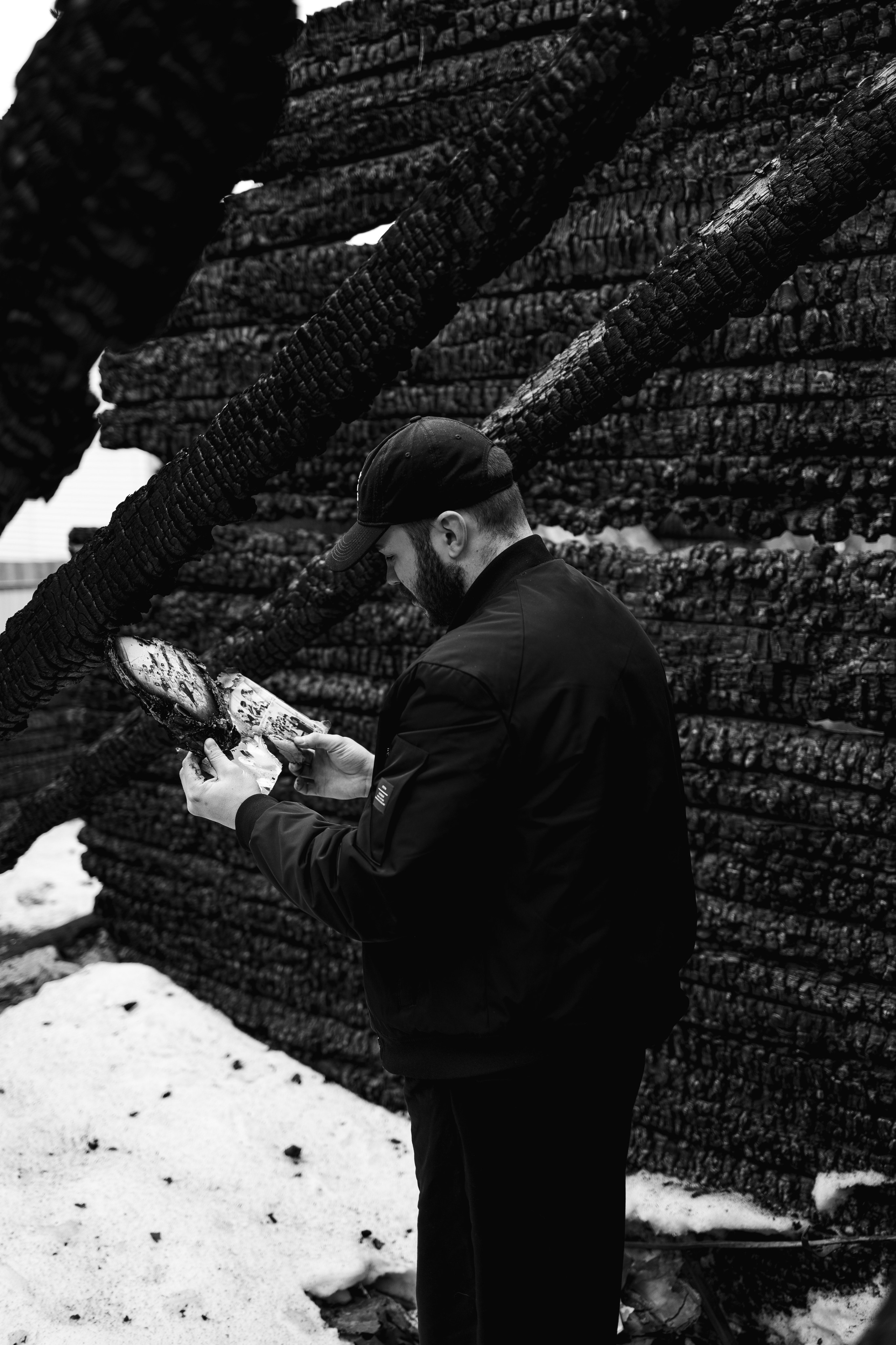 Илья за 1 час до сноса дома, который сгорел у нас в 2023. Семейный фотограф Надежда Каримова | Иркутск Байкал Аршан