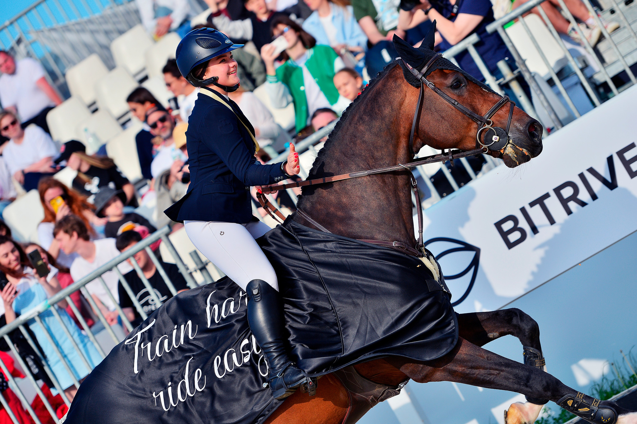 Репортаж Bitriver. Конный фотограф Alesya Safe