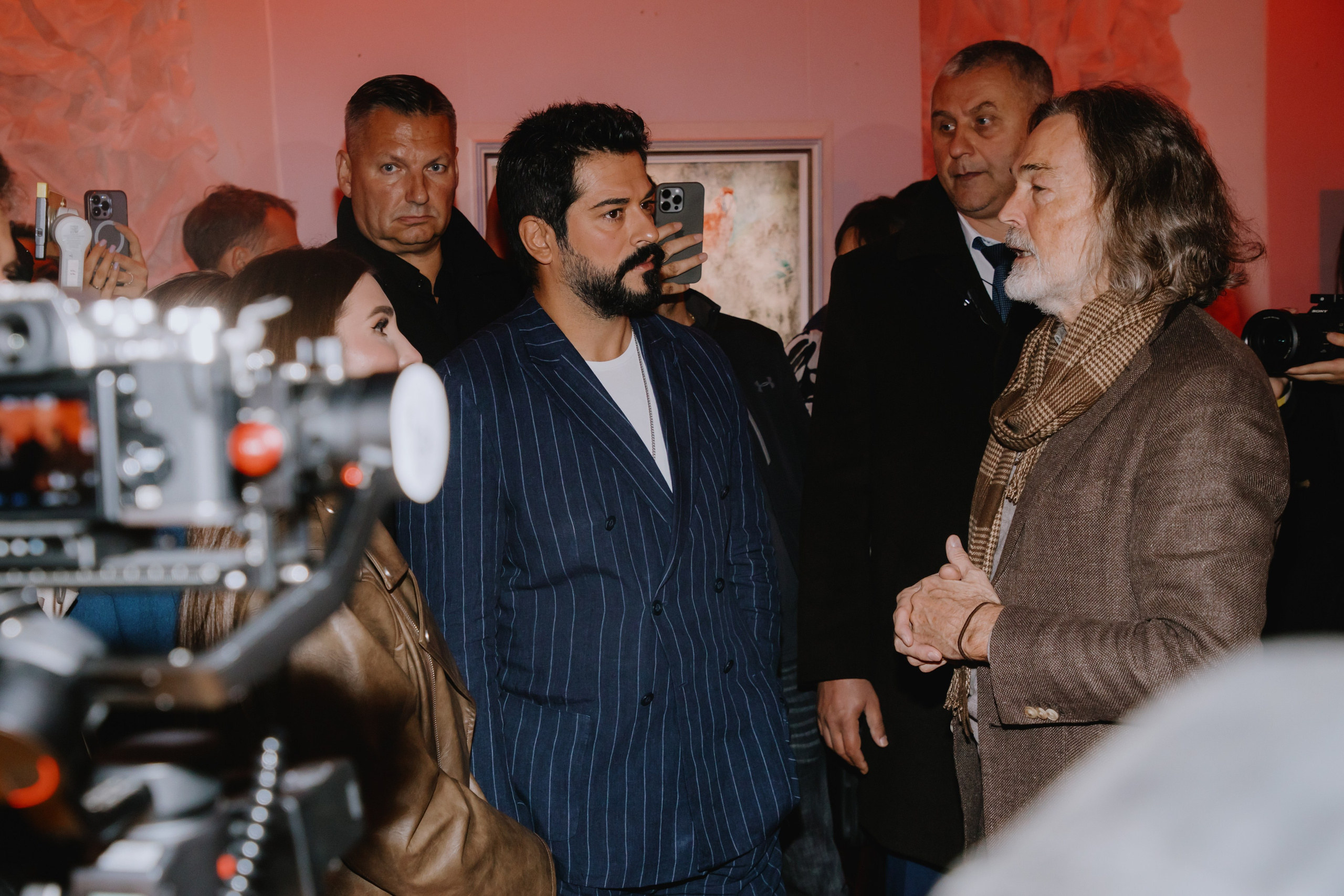 Бурак Озчивит посетил выставку Никаса Сафронова. Фотограф в Москве и Санкт-Петербурге Дарина