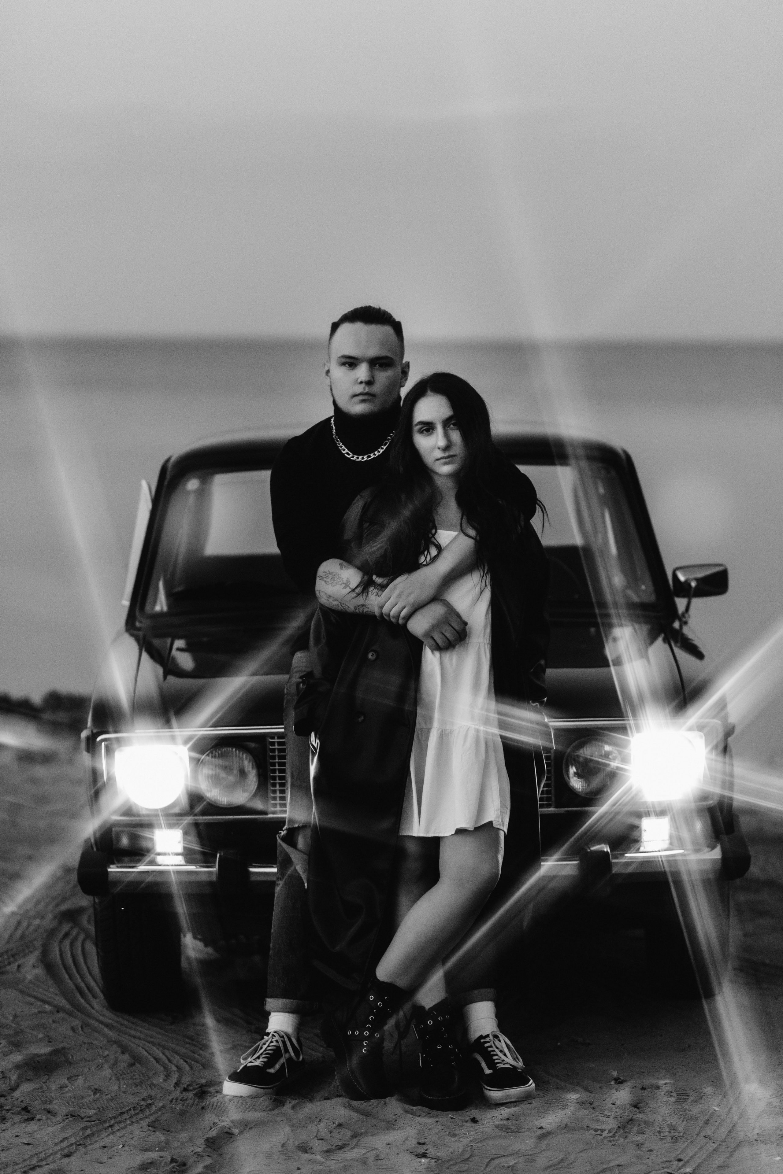 Фотосессия Ярика и Насти на пляже Таганрога на фоне машины. Свадебный и семейный фотограф в Таганроге Бакарюк Антон