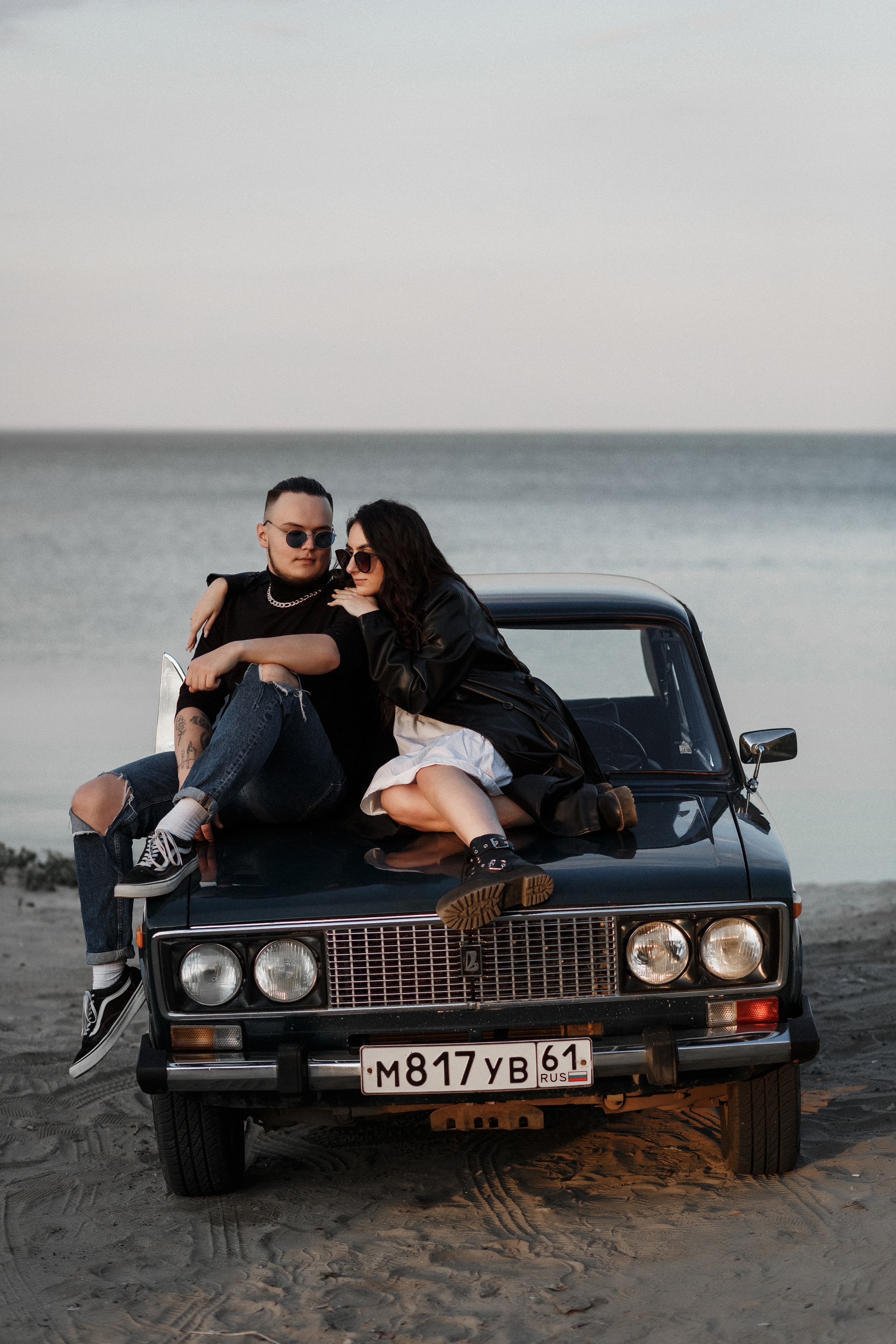 Фотосессия Ярика и Насти на пляже Таганрога на фоне машины. Свадебный и семейный фотограф в Таганроге Бакарюк Антон