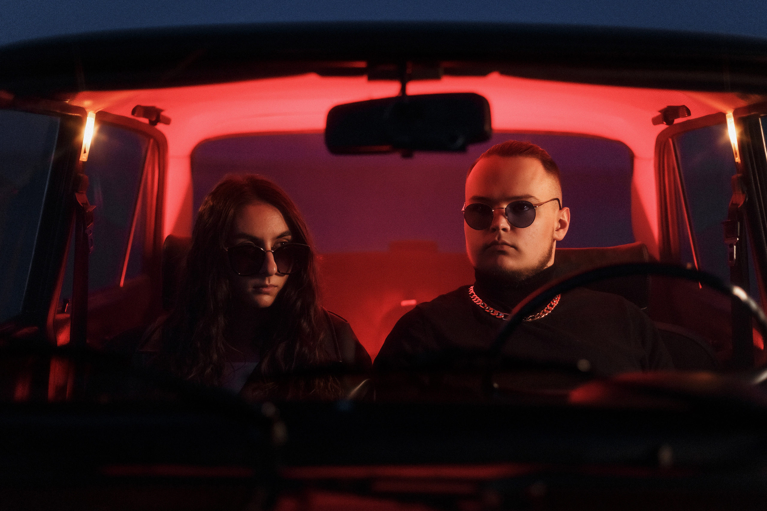 Фотосессия Ярика и Насти на пляже Таганрога на фоне машины. Свадебный и семейный фотограф в Таганроге Бакарюк Антон