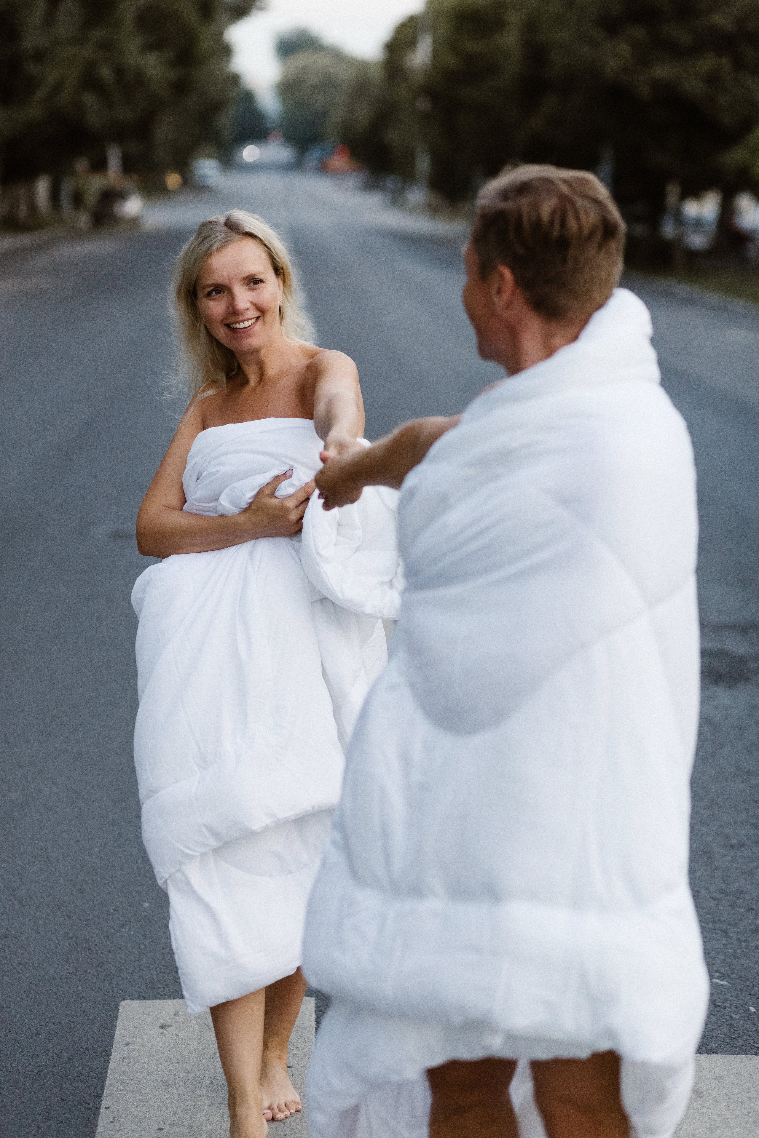 Фотосессия у Театра Чехова в Таганроге: Рассвет в Одеялах на улице Петровская с Олегом и Марией. Свадебный и семейный фотограф в Таганроге Бакарюк Антон