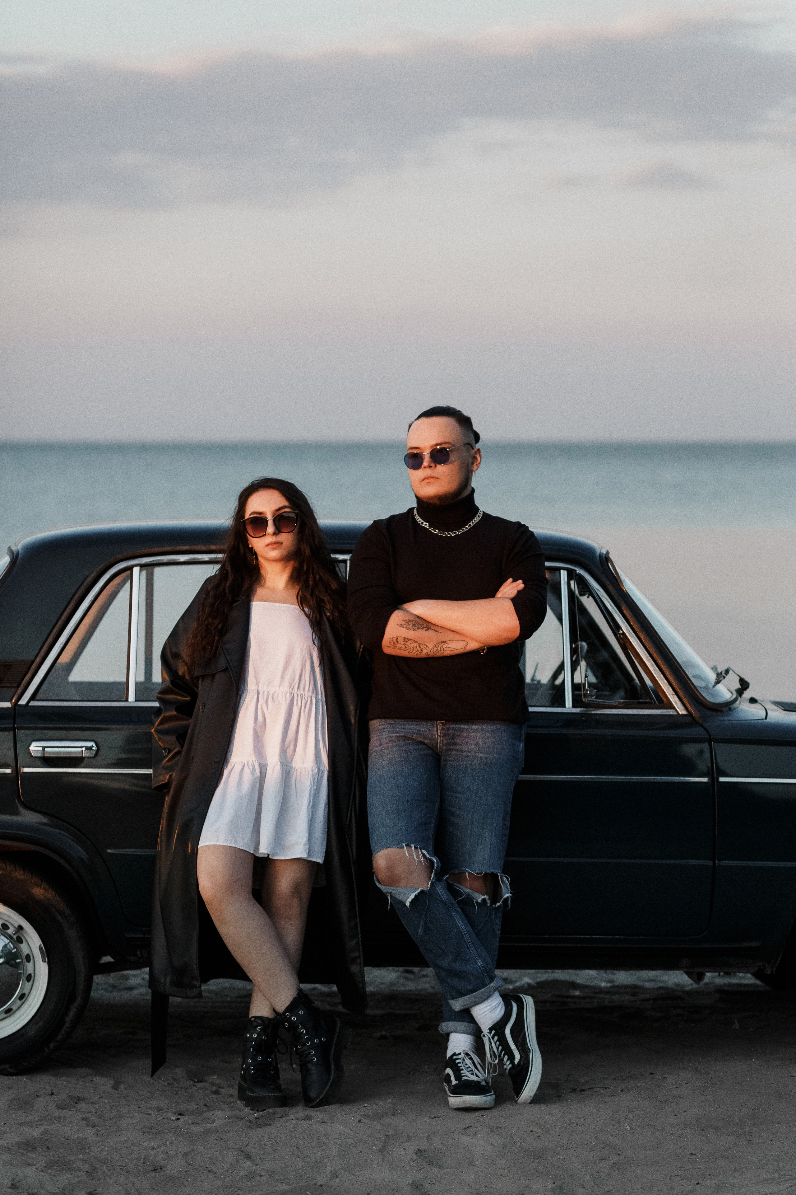 Фотосессия Ярика и Насти на пляже Таганрога на фоне машины. Свадебный и семейный фотограф в Таганроге Бакарюк Антон