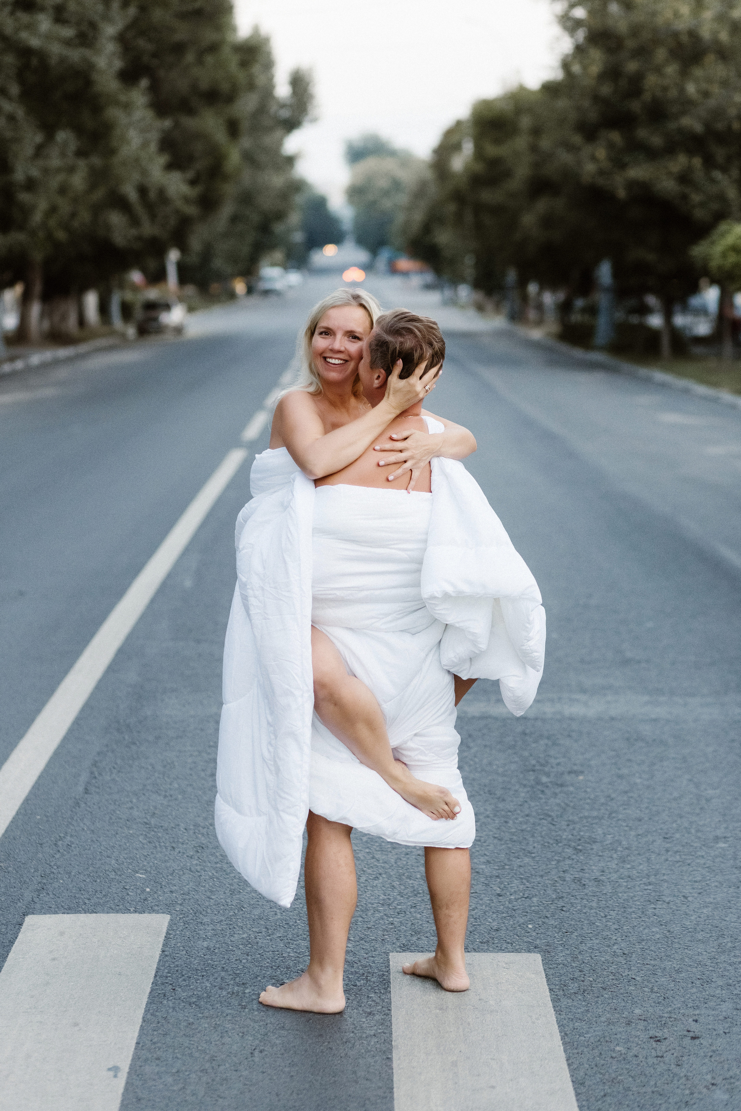 Фотосессия у Театра Чехова в Таганроге: Рассвет в Одеялах на улице Петровская с Олегом и Марией. Свадебный и семейный фотограф в Таганроге Бакарюк Антон