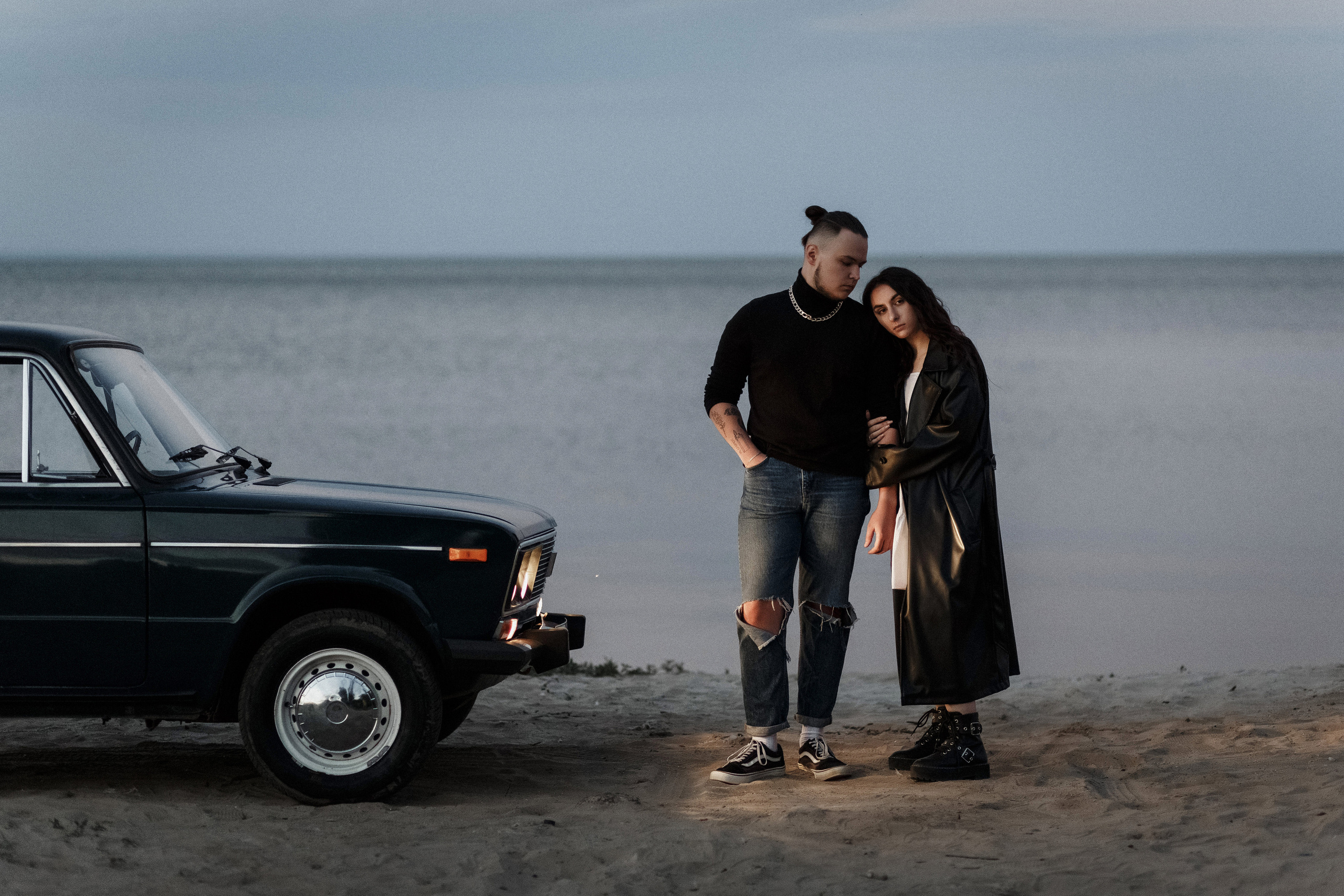 Фотосессия Ярика и Насти на пляже Таганрога на фоне машины. Свадебный и семейный фотограф в Таганроге Бакарюк Антон