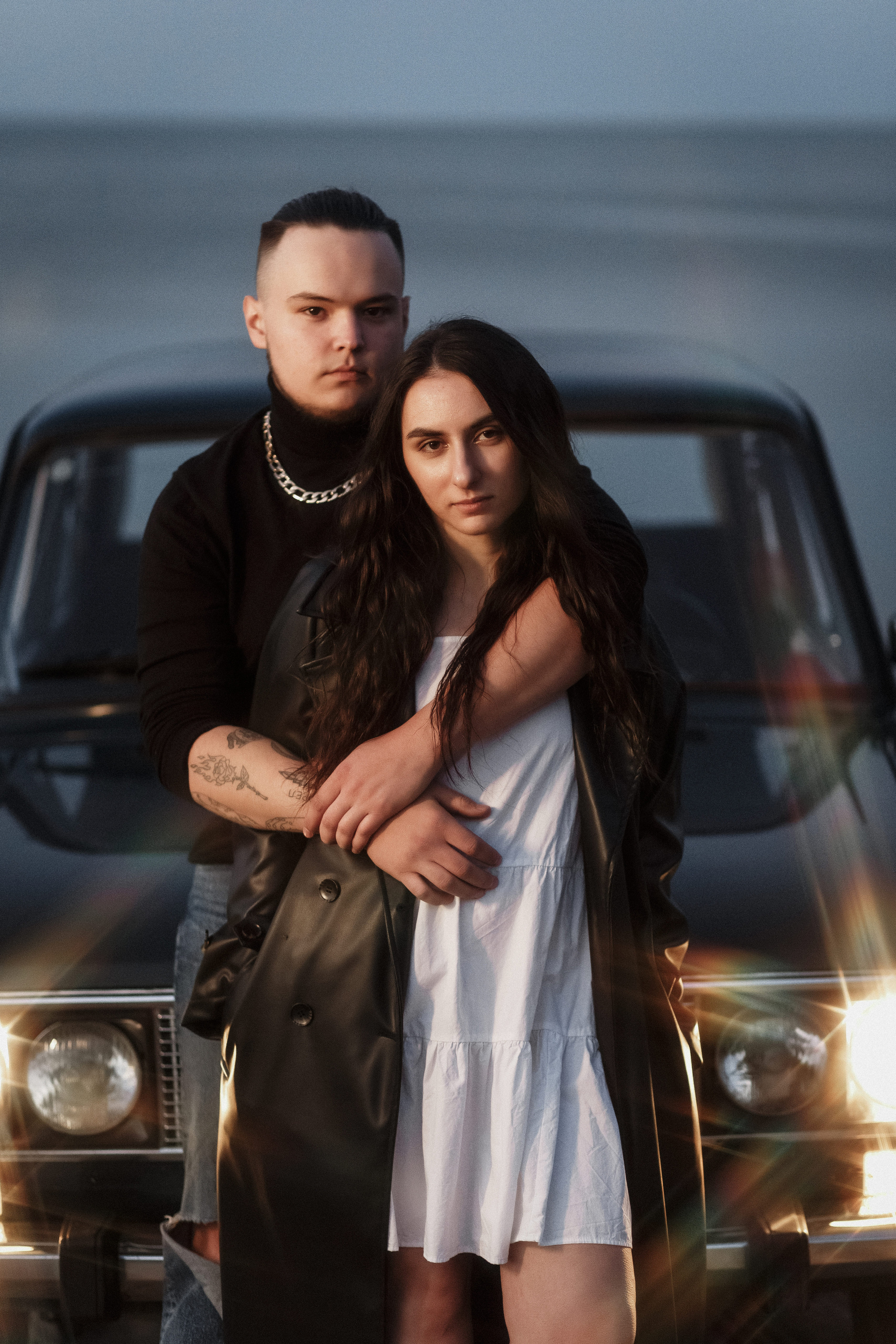 Фотосессия Ярика и Насти на пляже Таганрога на фоне машины. Свадебный и семейный фотограф в Таганроге Бакарюк Антон