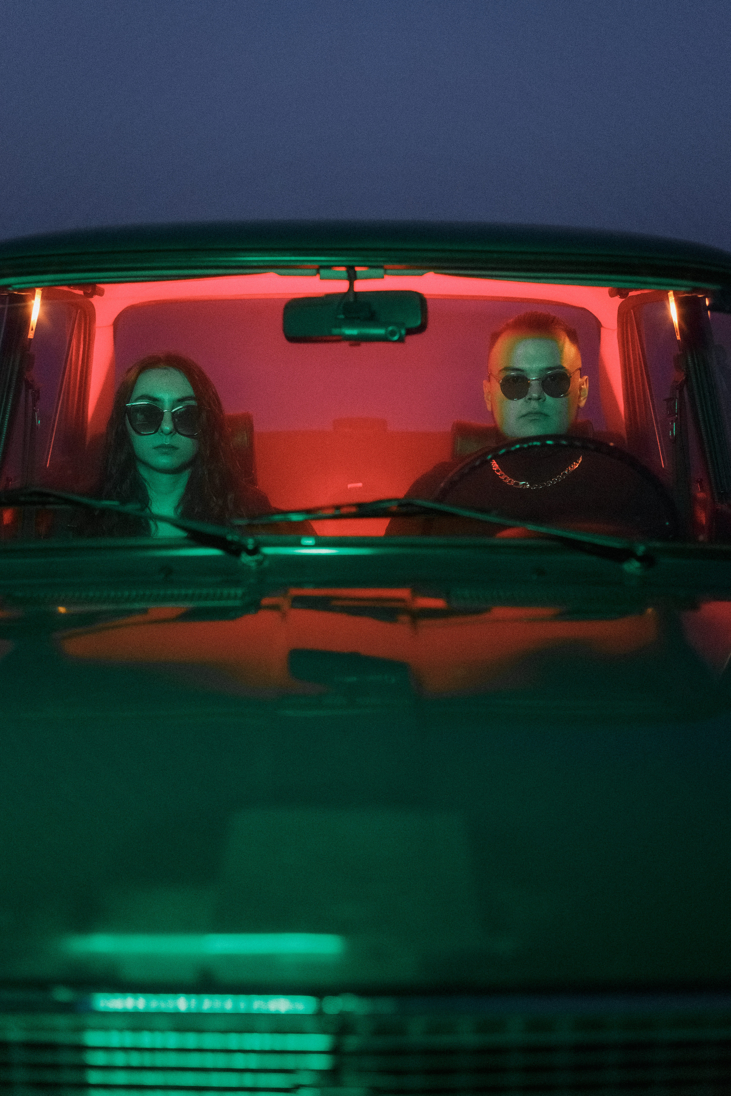 Фотосессия Ярика и Насти на пляже Таганрога на фоне машины. Свадебный и семейный фотограф в Таганроге Бакарюк Антон