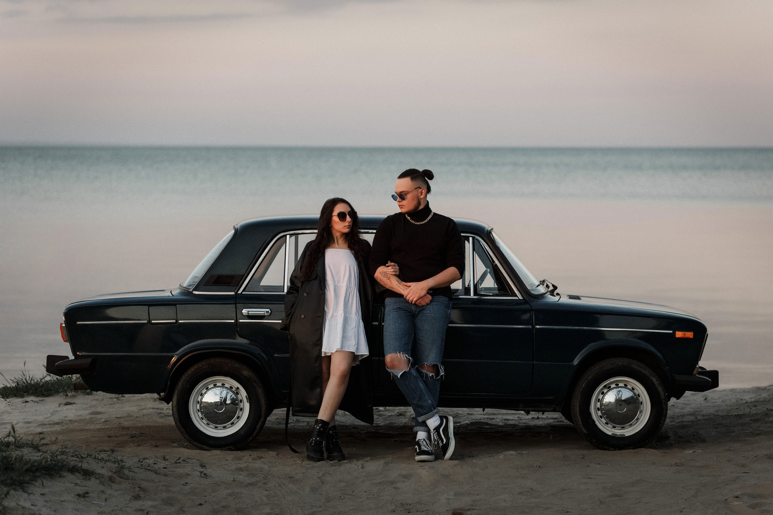 Фотосессия Ярика и Насти на пляже Таганрога на фоне машины. Свадебный и семейный фотограф в Таганроге Бакарюк Антон