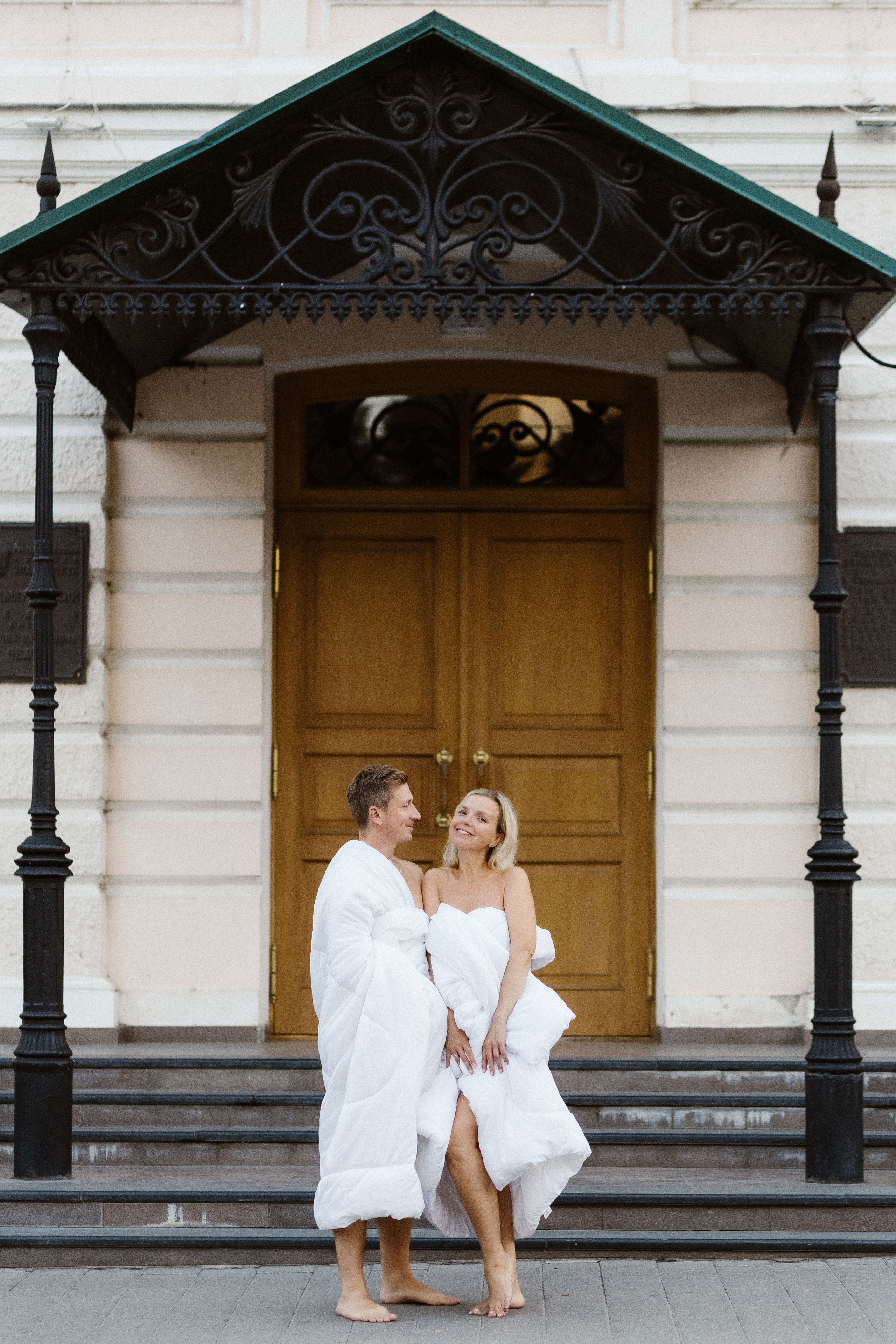 Фотосессия у Театра Чехова в Таганроге: Рассвет в Одеялах на улице Петровская с Олегом и Марией. Свадебный и семейный фотограф в Таганроге Бакарюк Антон
