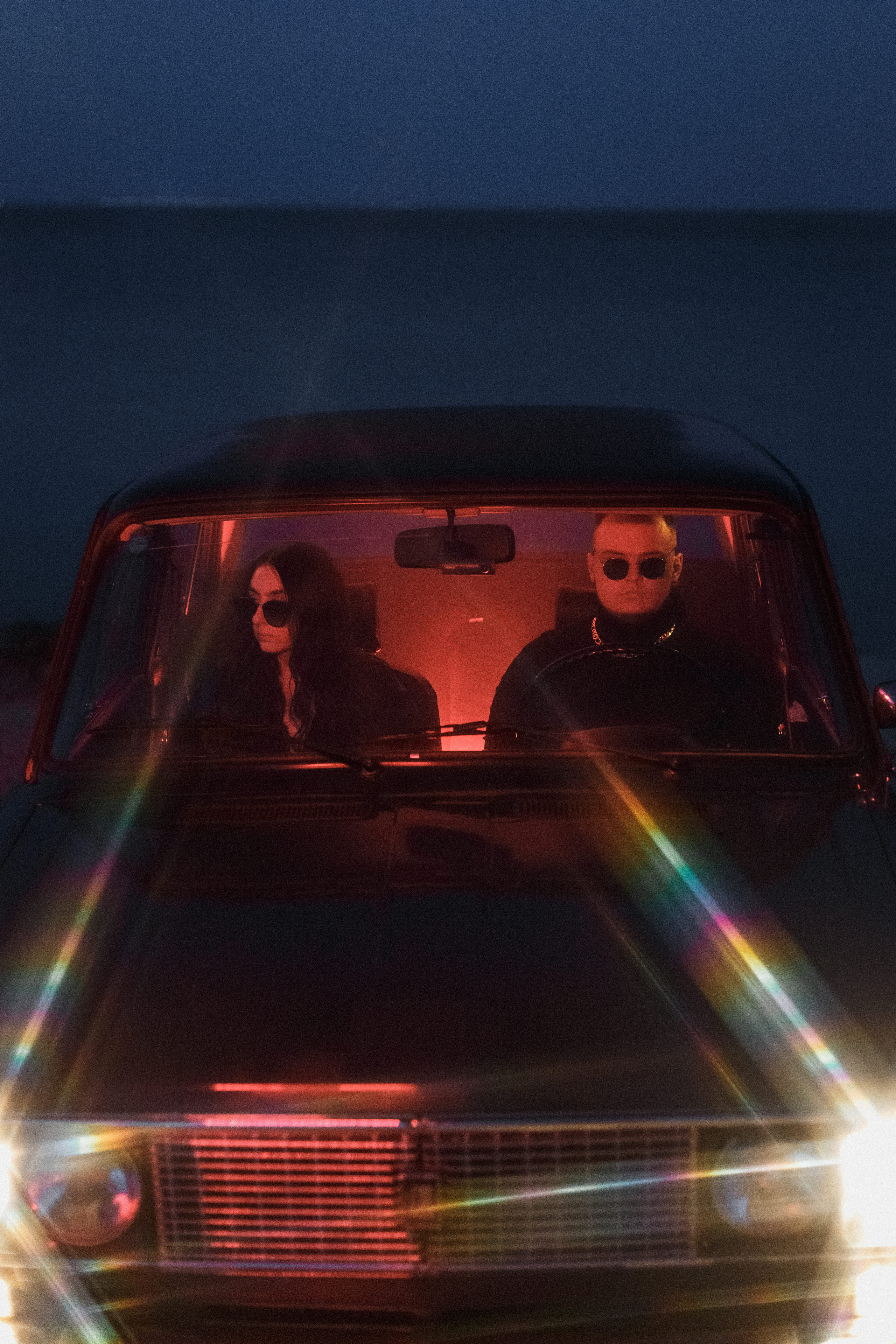 Фотосессия Ярика и Насти на пляже Таганрога на фоне машины. Свадебный и семейный фотограф в Таганроге Бакарюк Антон