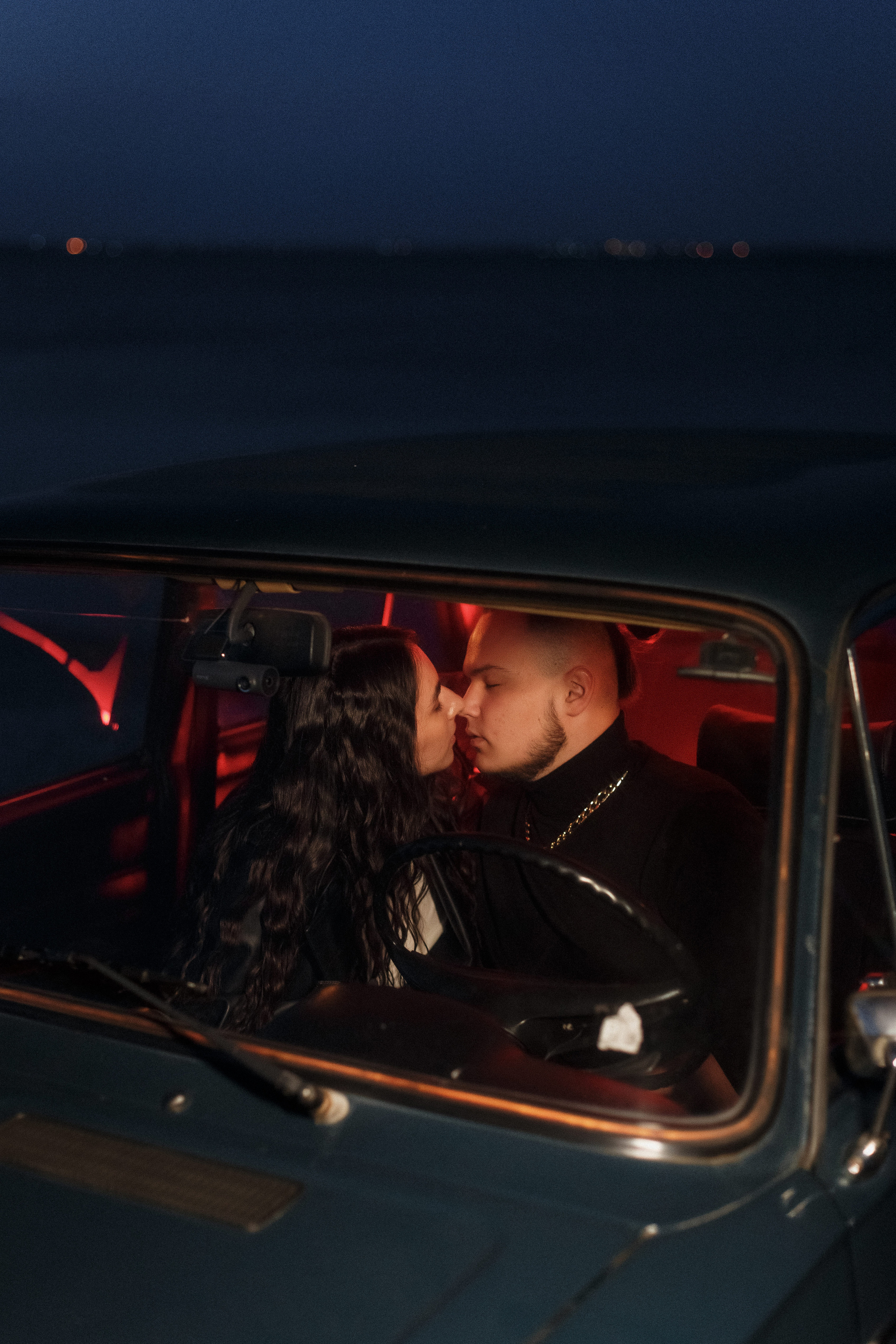 Фотосессия Ярика и Насти на пляже Таганрога на фоне машины. Свадебный и семейный фотограф в Таганроге Бакарюк Антон