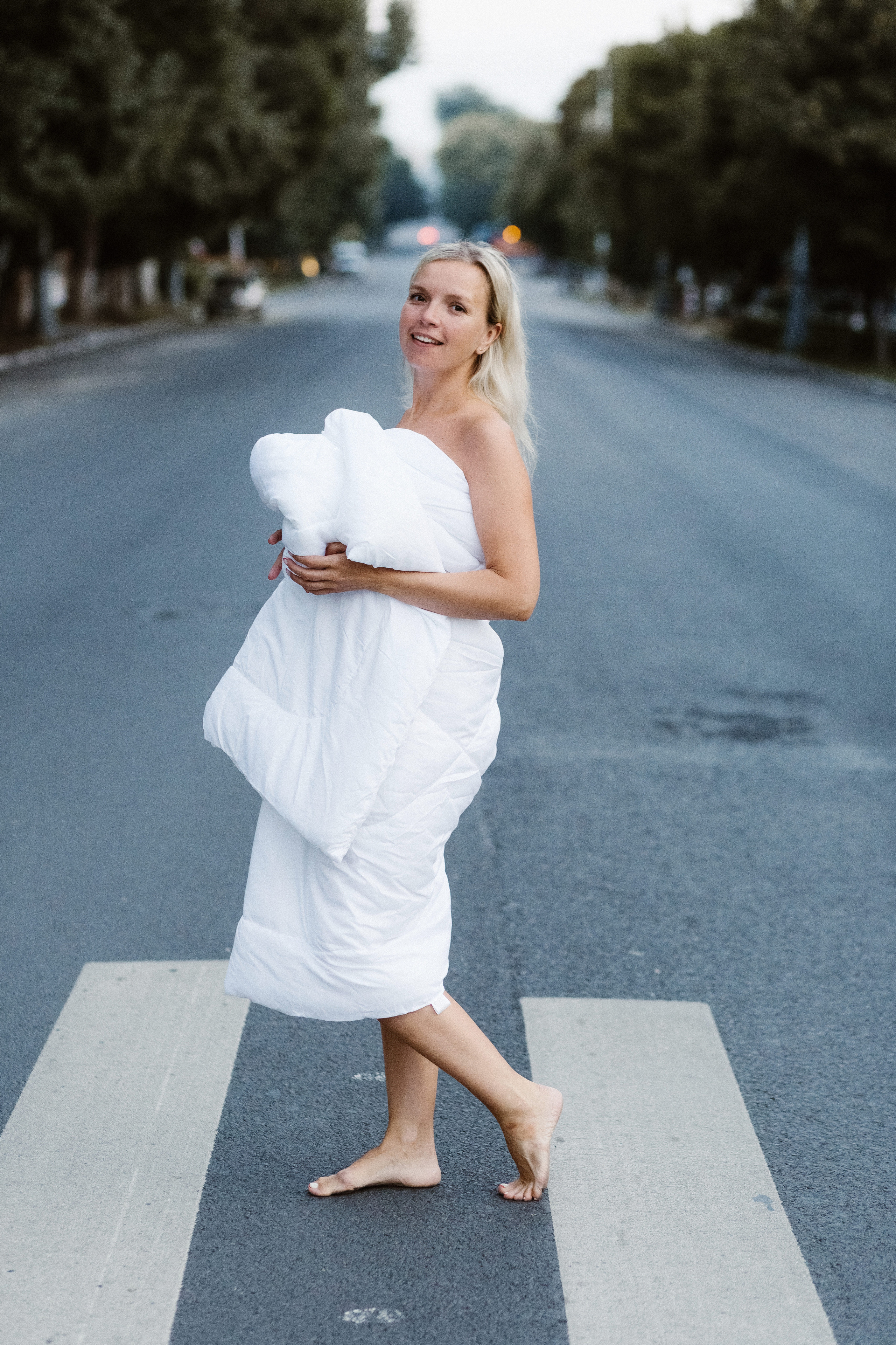 Фотосессия у Театра Чехова в Таганроге: Рассвет в Одеялах на улице Петровская с Олегом и Марией. Свадебный и семейный фотограф в Таганроге Бакарюк Антон