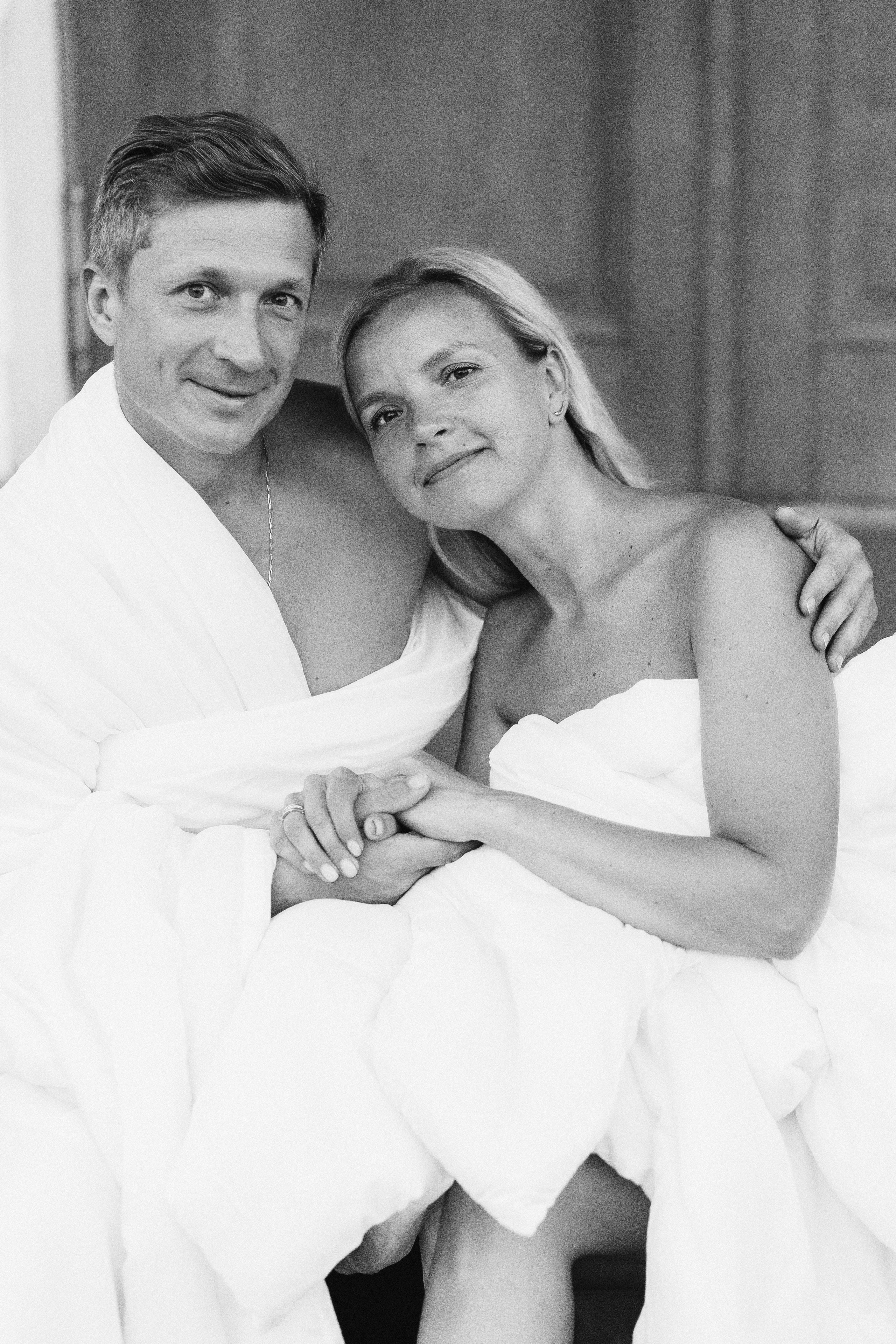 Чёрно-белая фотография пары в одеялах у входа в Театр Чехова, Таганрог, нежный момент на рассвете