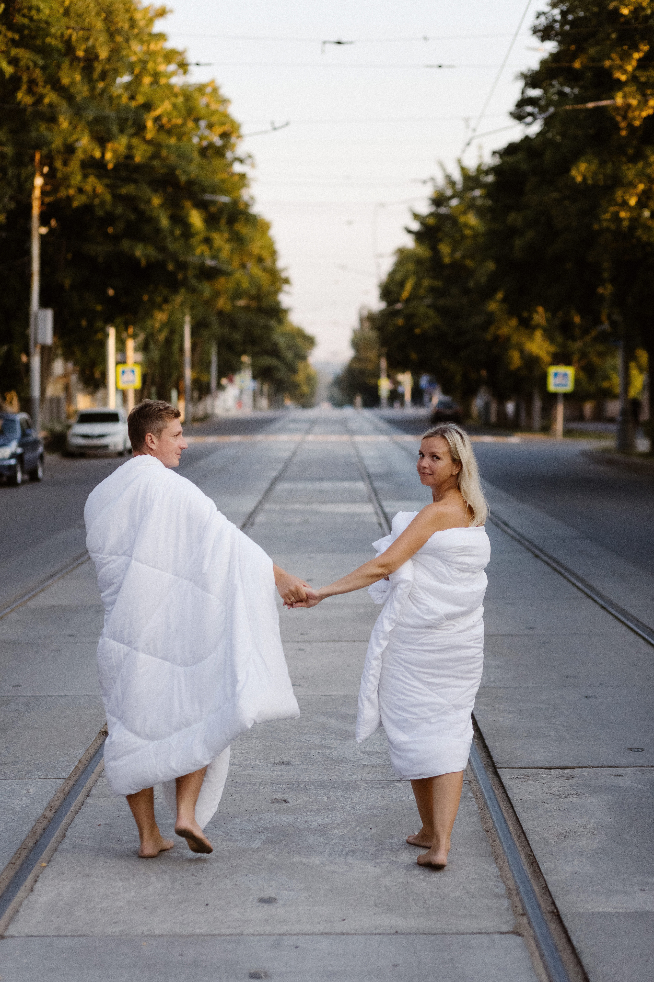 Фотосессия у Театра Чехова в Таганроге: Рассвет в Одеялах на улице Петровская с Олегом и Марией. Свадебный и семейный фотограф в Таганроге Бакарюк Антон
