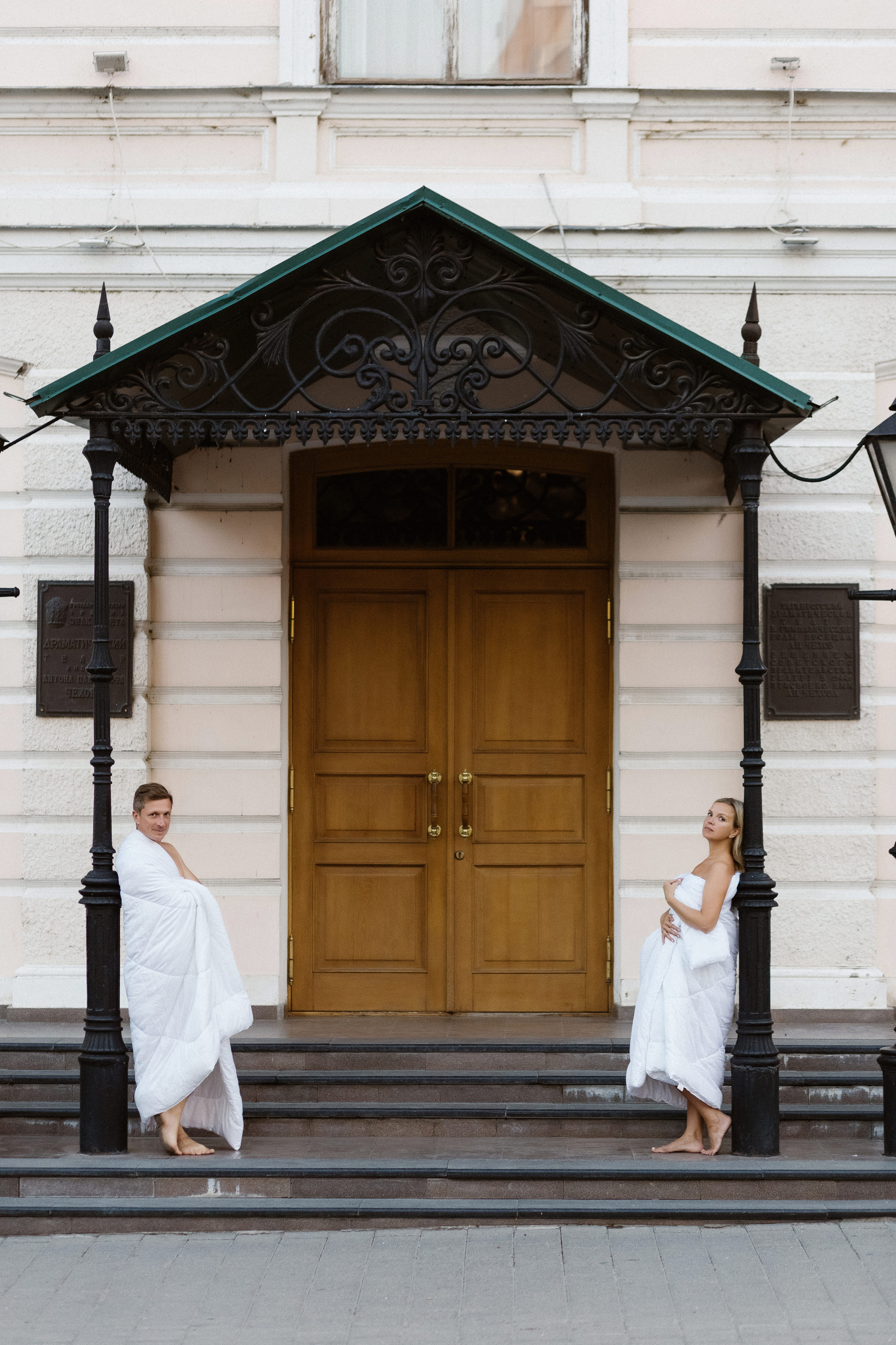 Олег и Мария в одеялах возле входа в Театр Чехова на улице Петровская, Таганрог