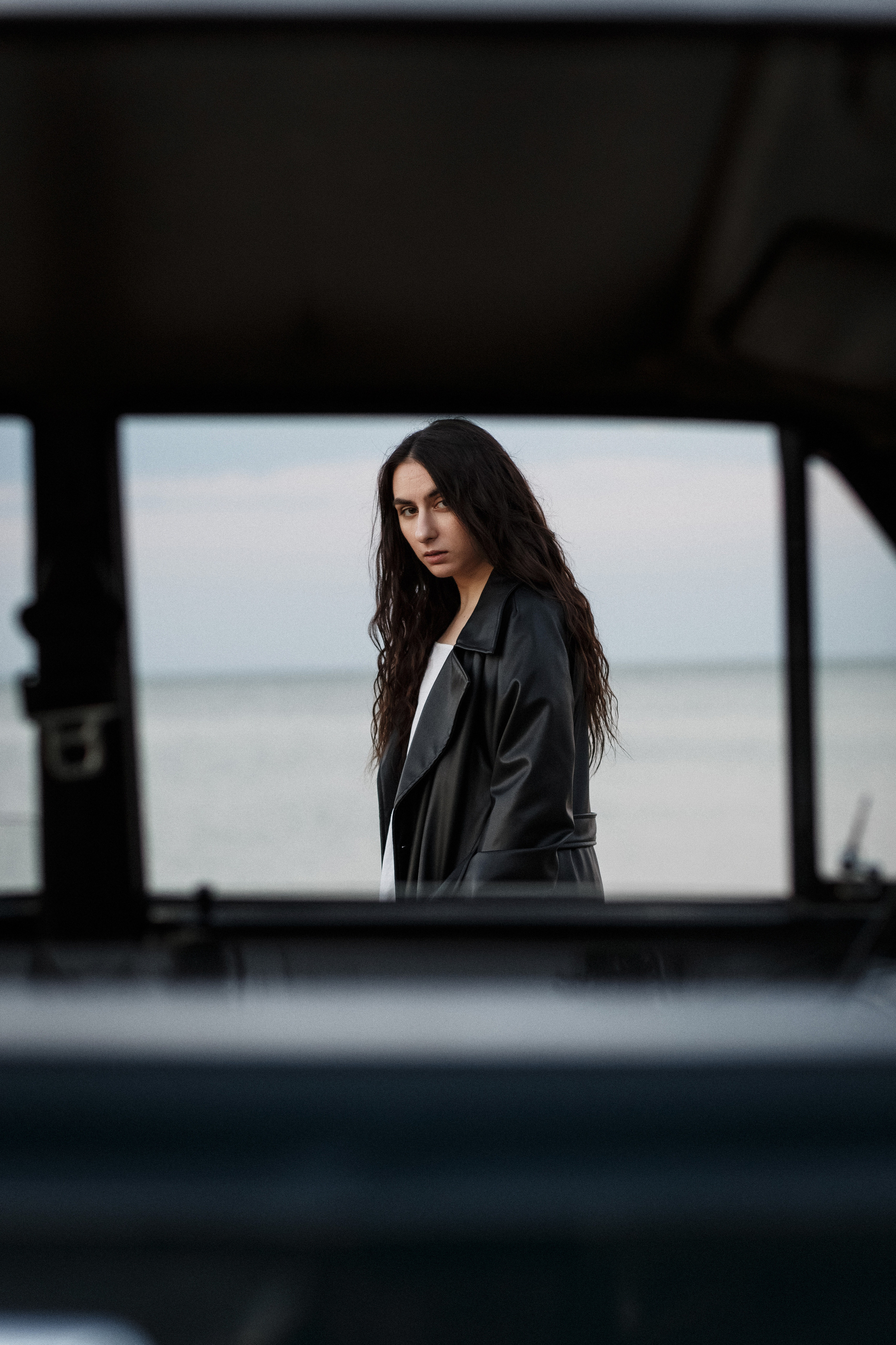 Фотосессия Ярика и Насти на пляже Таганрога на фоне машины. Свадебный и семейный фотограф в Таганроге Бакарюк Антон