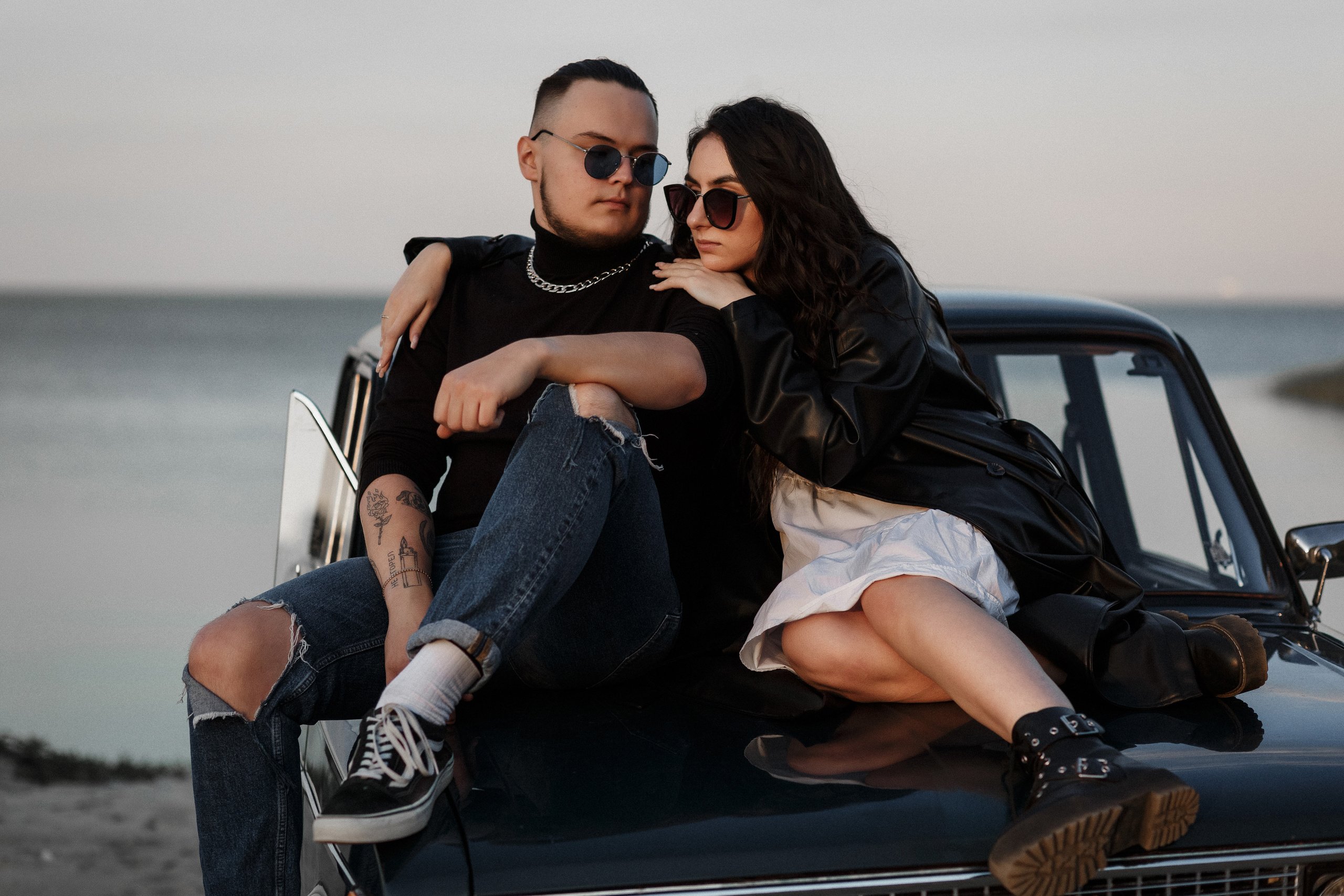 Фотосессия Ярика и Насти на пляже Таганрога на фоне машины. Свадебный и семейный фотограф в Таганроге Бакарюк Антон