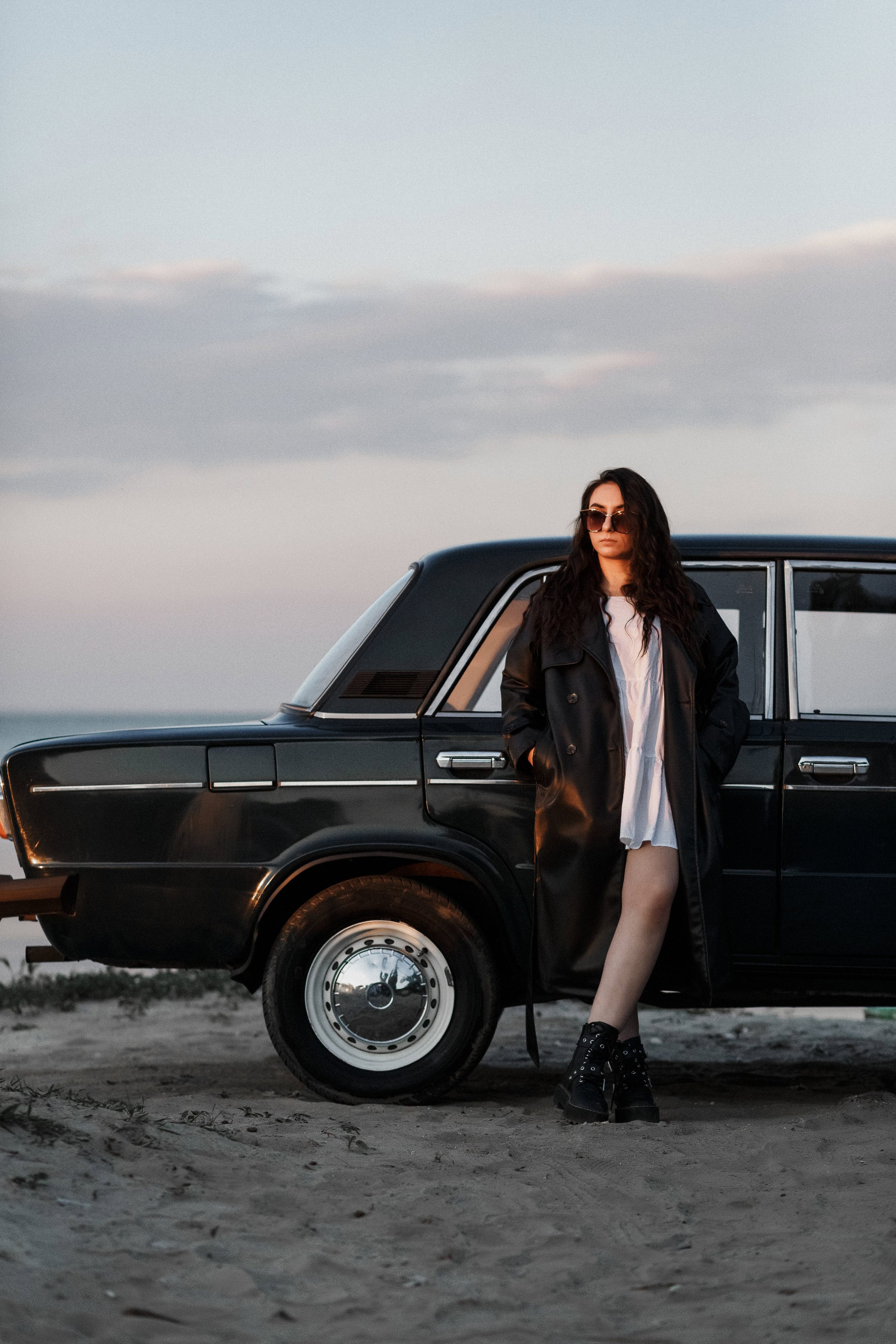 Фотосессия Ярика и Насти на пляже Таганрога на фоне машины. Свадебный и семейный фотограф в Таганроге Бакарюк Антон