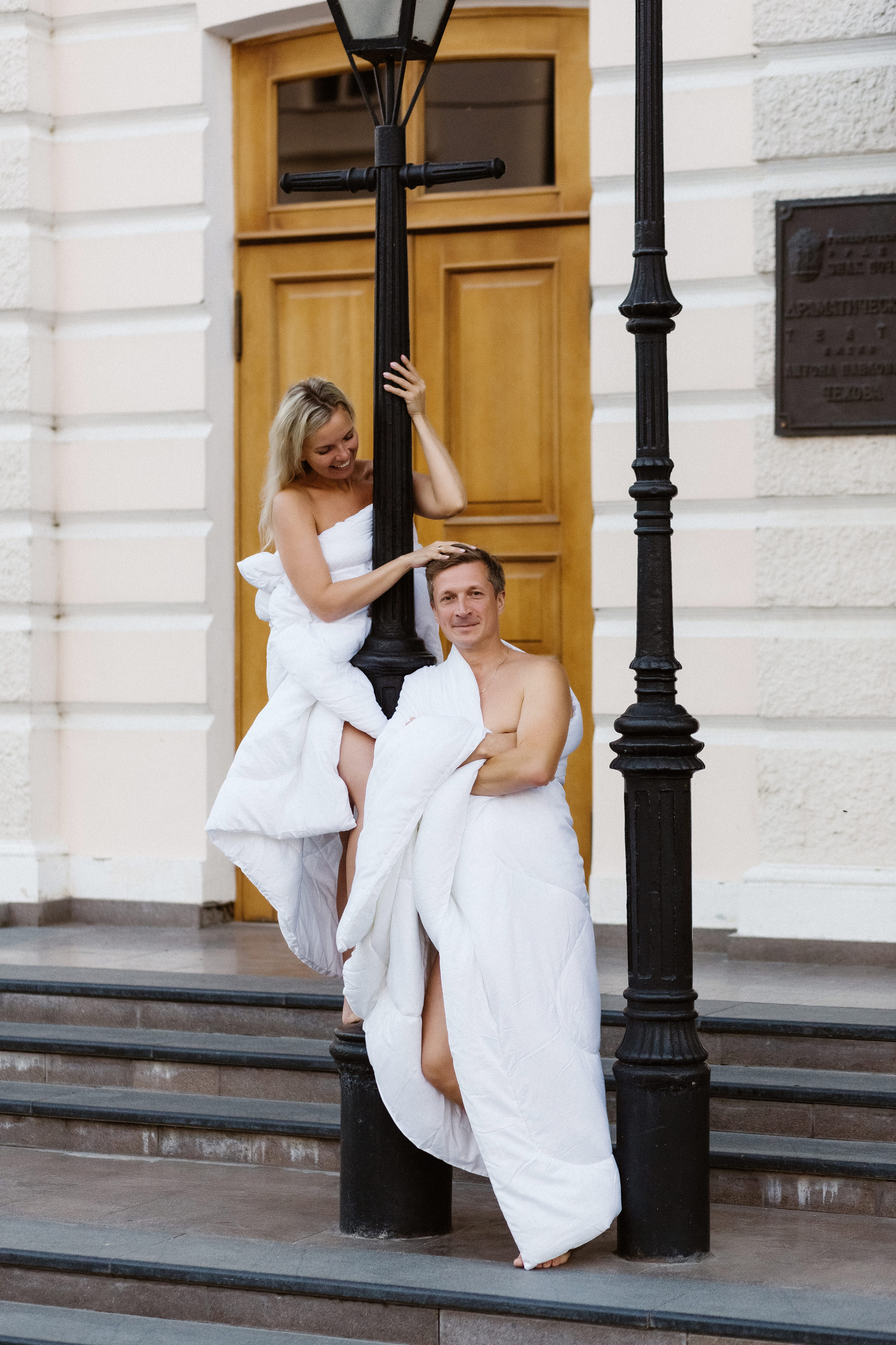 Олег и Мария в белых одеялах на ступенях Театра Чехова в Таганроге, утренний романтический образ