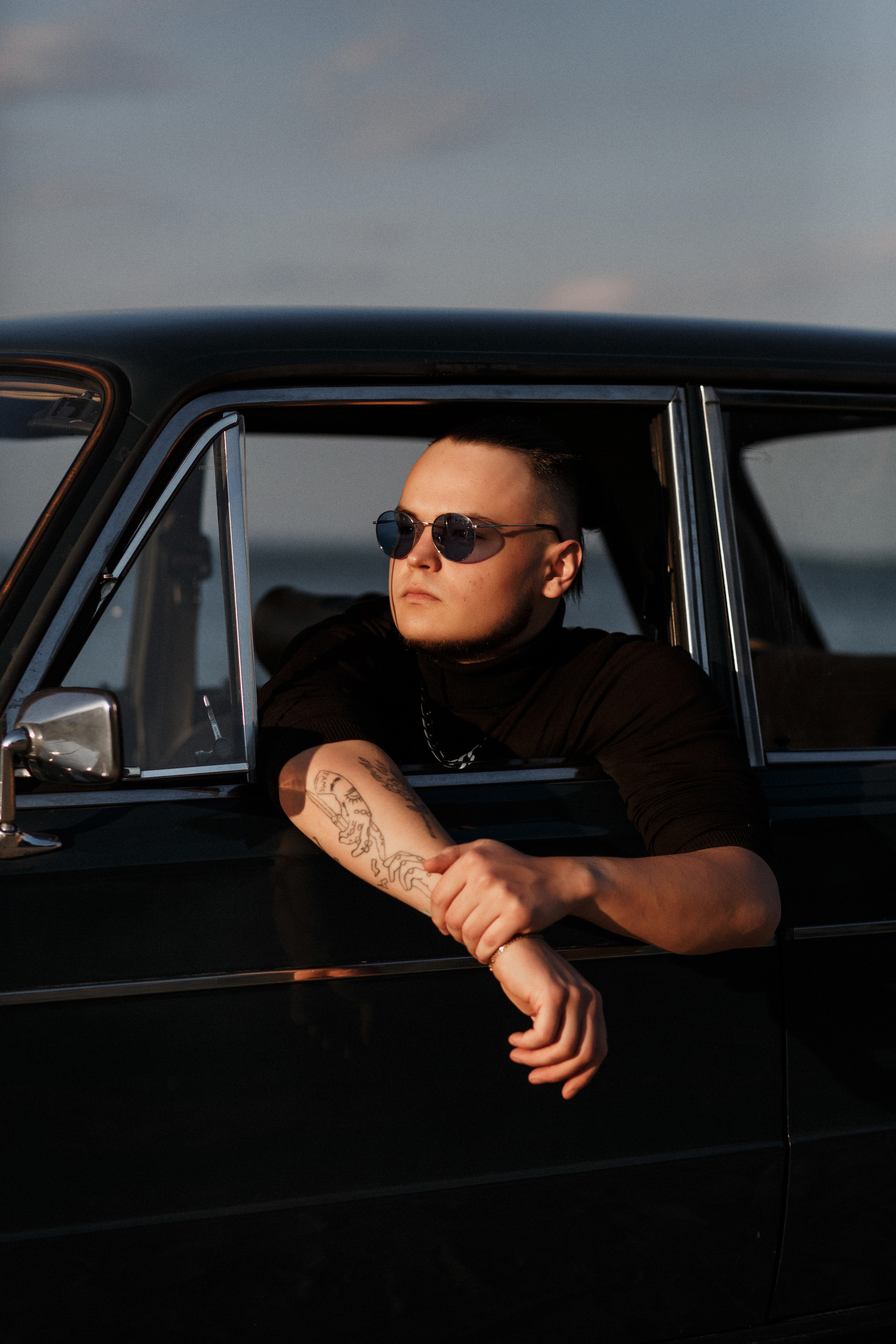 Фотосессия Ярика и Насти на пляже Таганрога на фоне машины. Свадебный и семейный фотограф в Таганроге Бакарюк Антон