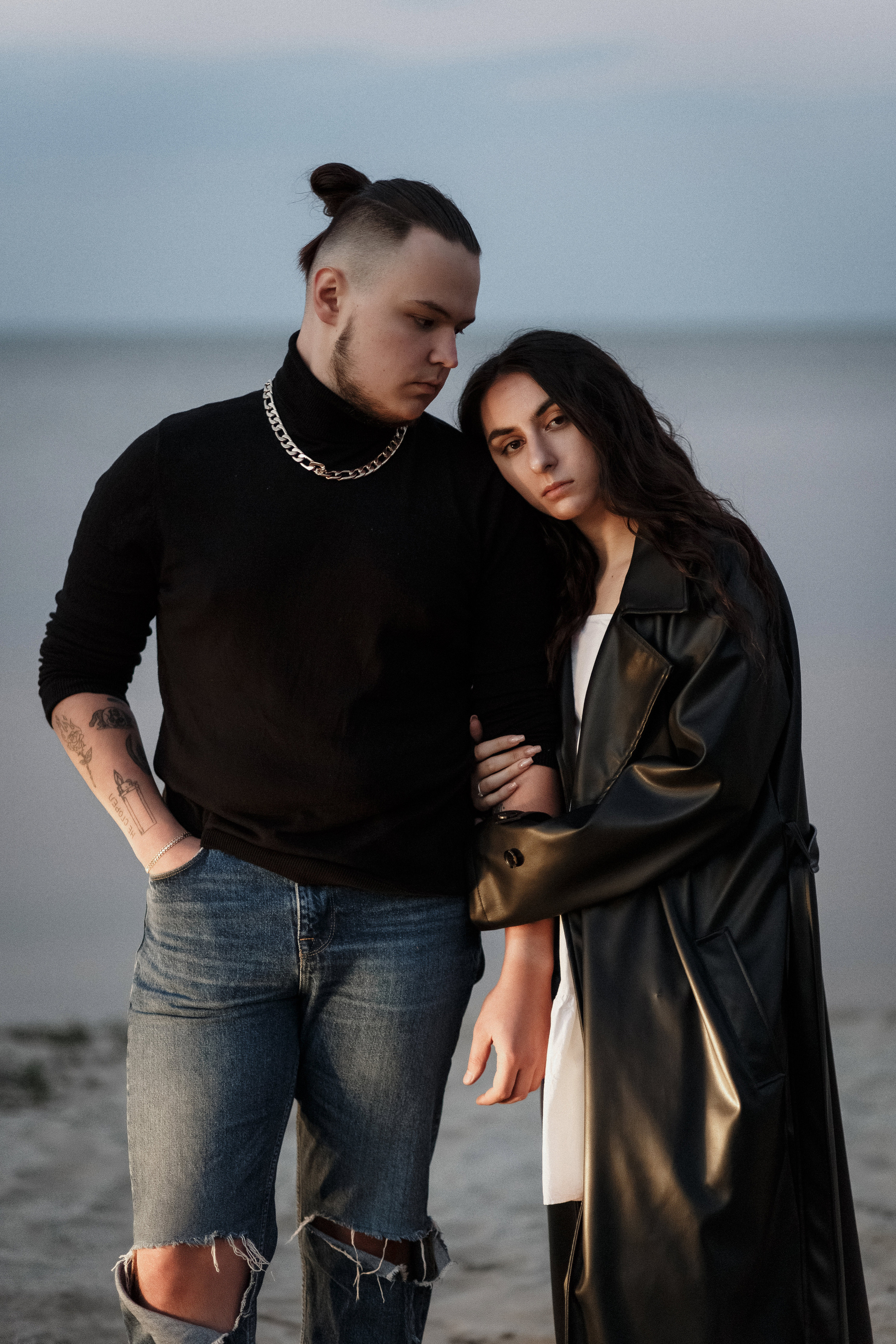 Фотосессия Ярика и Насти на пляже Таганрога на фоне машины. Свадебный и семейный фотограф в Таганроге Бакарюк Антон