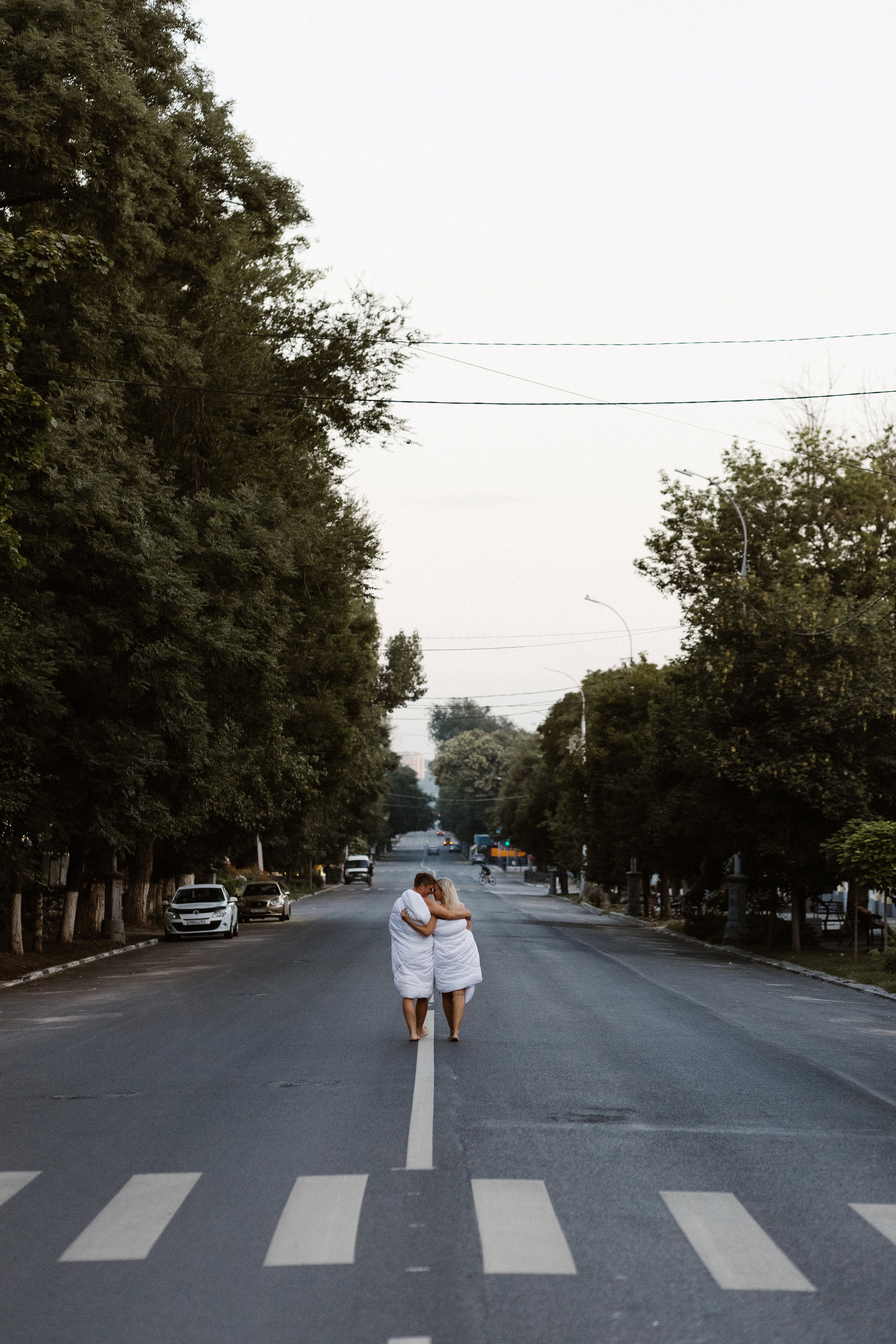 Фотосессия у Театра Чехова в Таганроге: Рассвет в Одеялах на улице Петровская с Олегом и Марией. Свадебный и семейный фотограф в Таганроге Бакарюк Антон