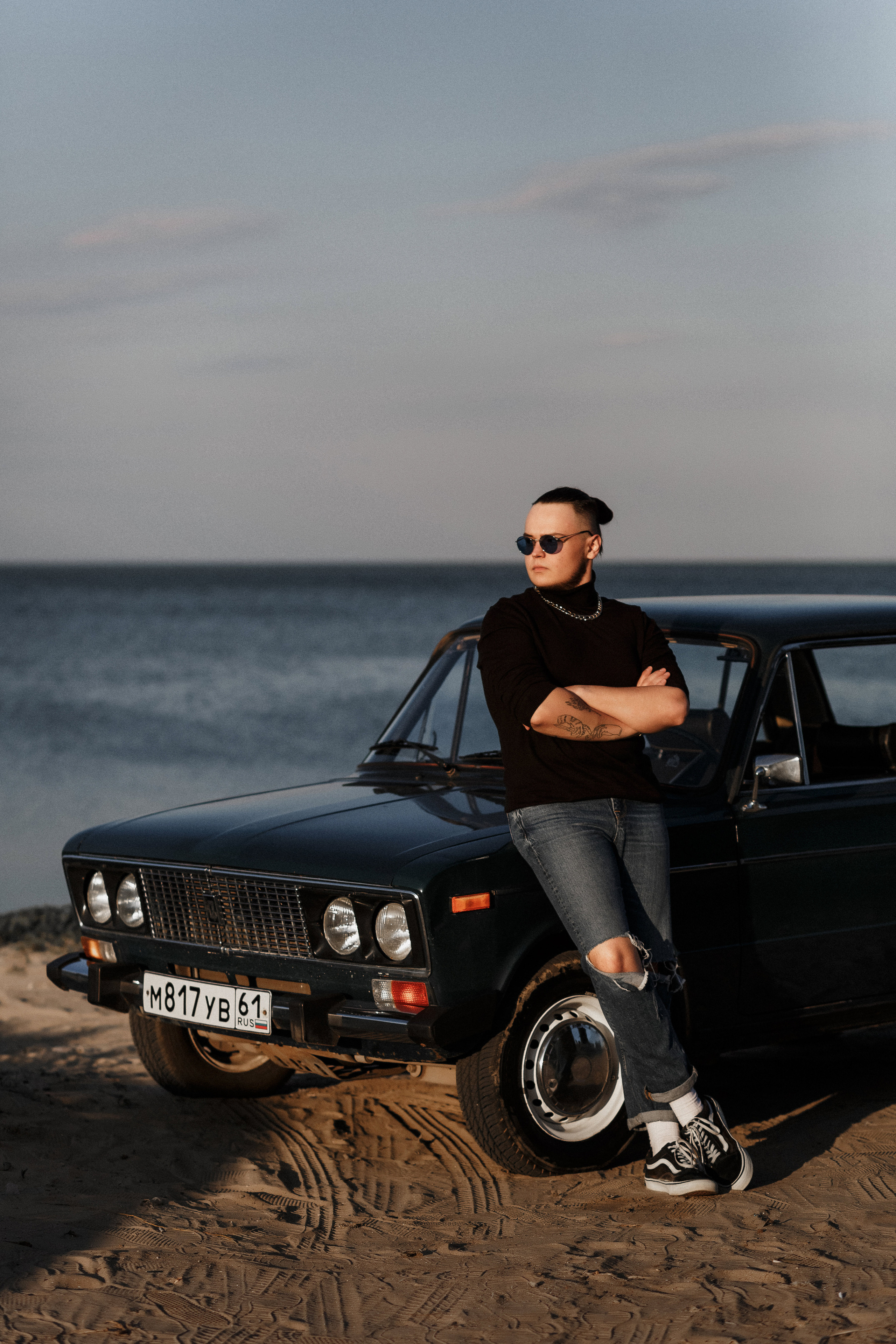 Фотосессия Ярика и Насти на пляже Таганрога на фоне машины. Свадебный и семейный фотограф в Таганроге Бакарюк Антон