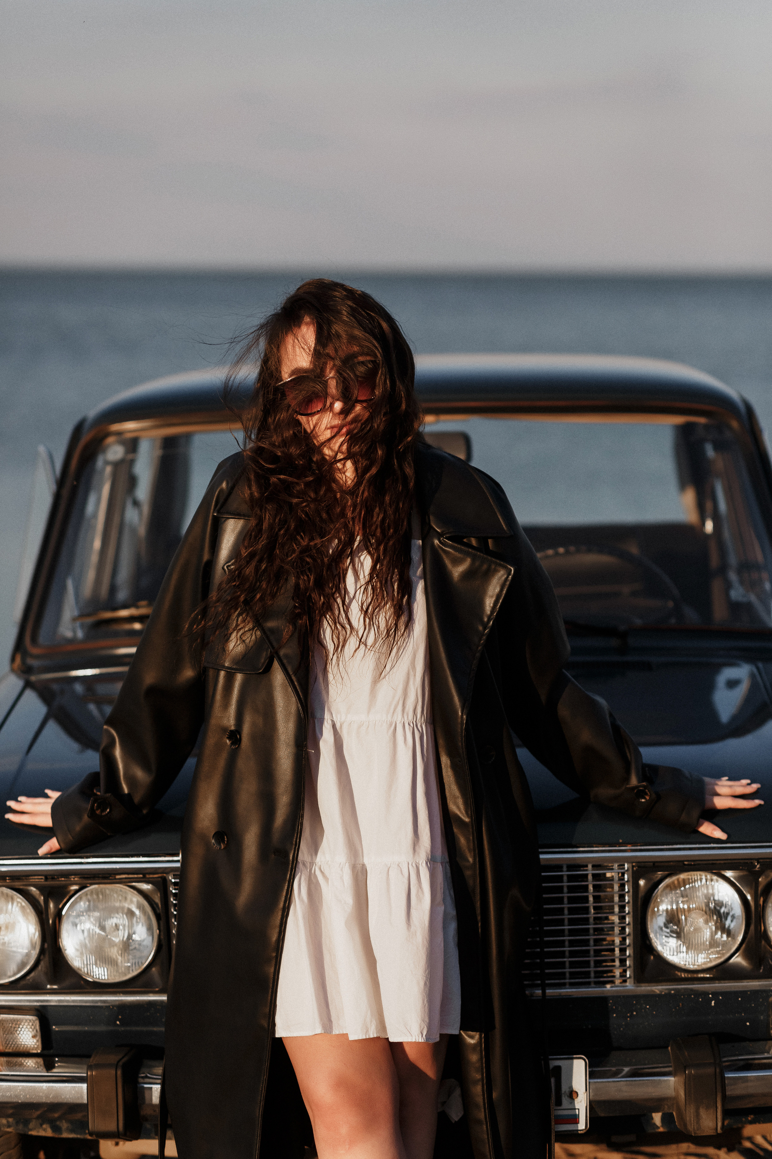 Фотосессия Ярика и Насти на пляже Таганрога на фоне машины. Свадебный и семейный фотограф в Таганроге Бакарюк Антон