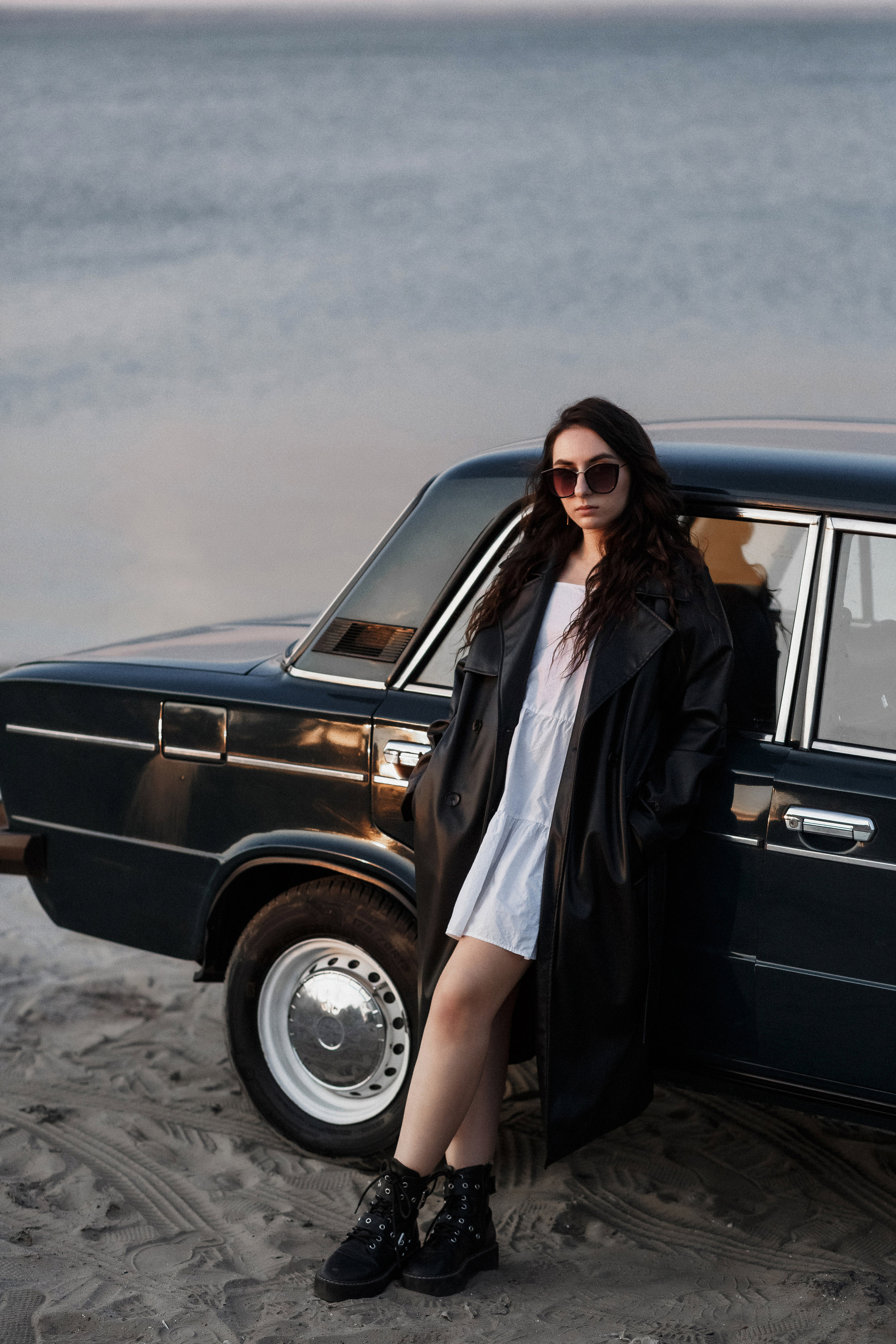 Фотосессия Ярика и Насти на пляже Таганрога на фоне машины. Свадебный и семейный фотограф в Таганроге Бакарюк Антон