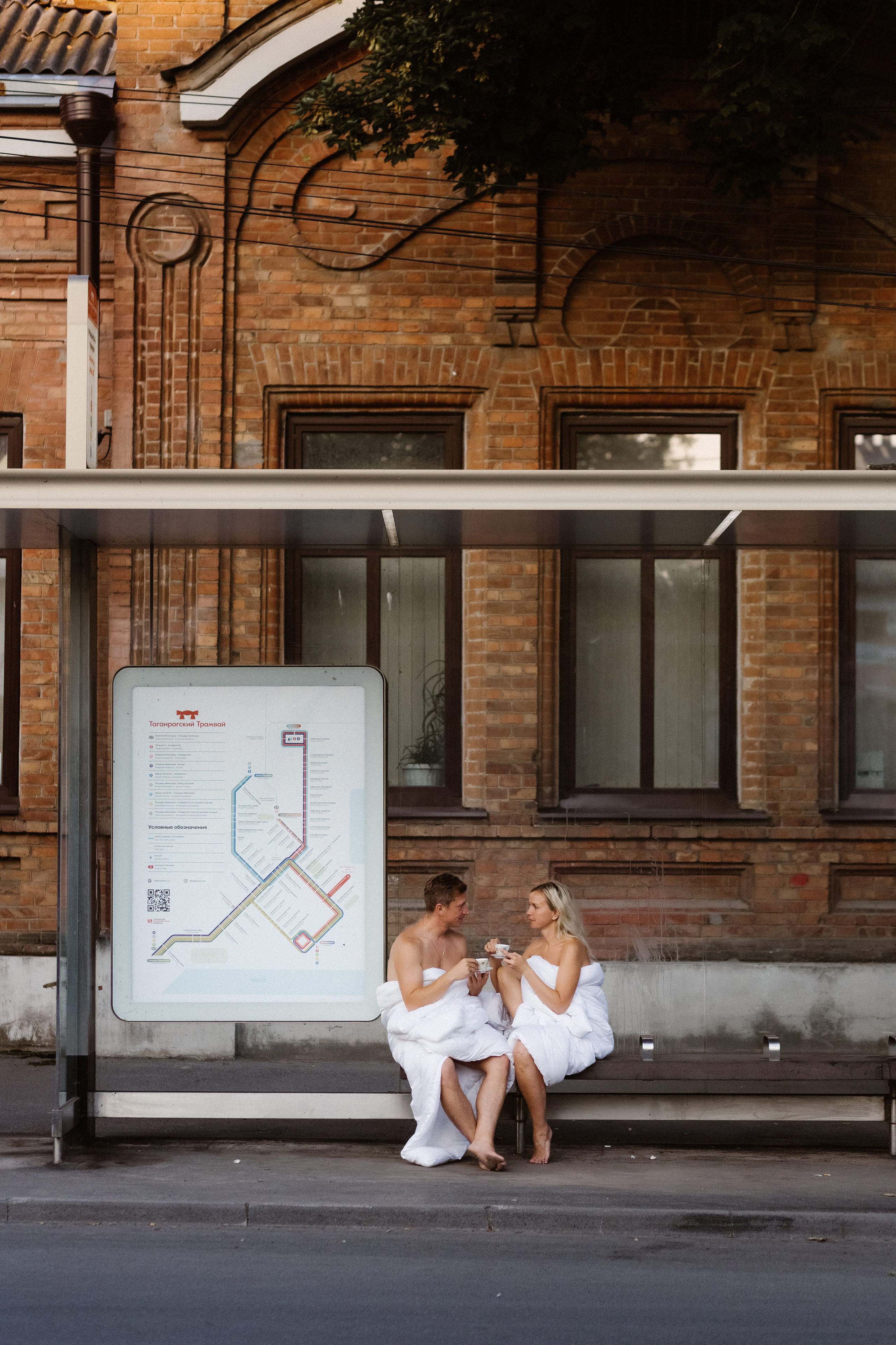 Фотосессия у Театра Чехова в Таганроге: Рассвет в Одеялах на улице Петровская с Олегом и Марией. Свадебный и семейный фотограф в Таганроге Бакарюк Антон