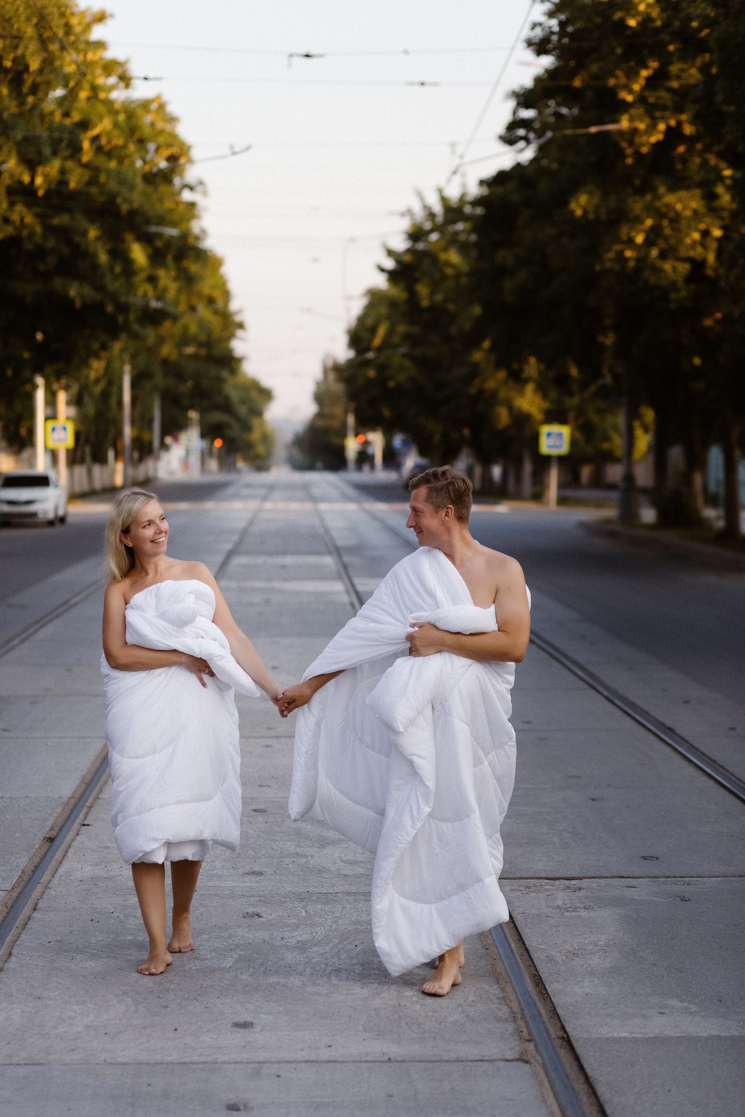 Фотосессия у Театра Чехова в Таганроге: Рассвет в Одеялах на улице Петровская с Олегом и Марией. Свадебный и семейный фотограф в Таганроге Бакарюк Антон