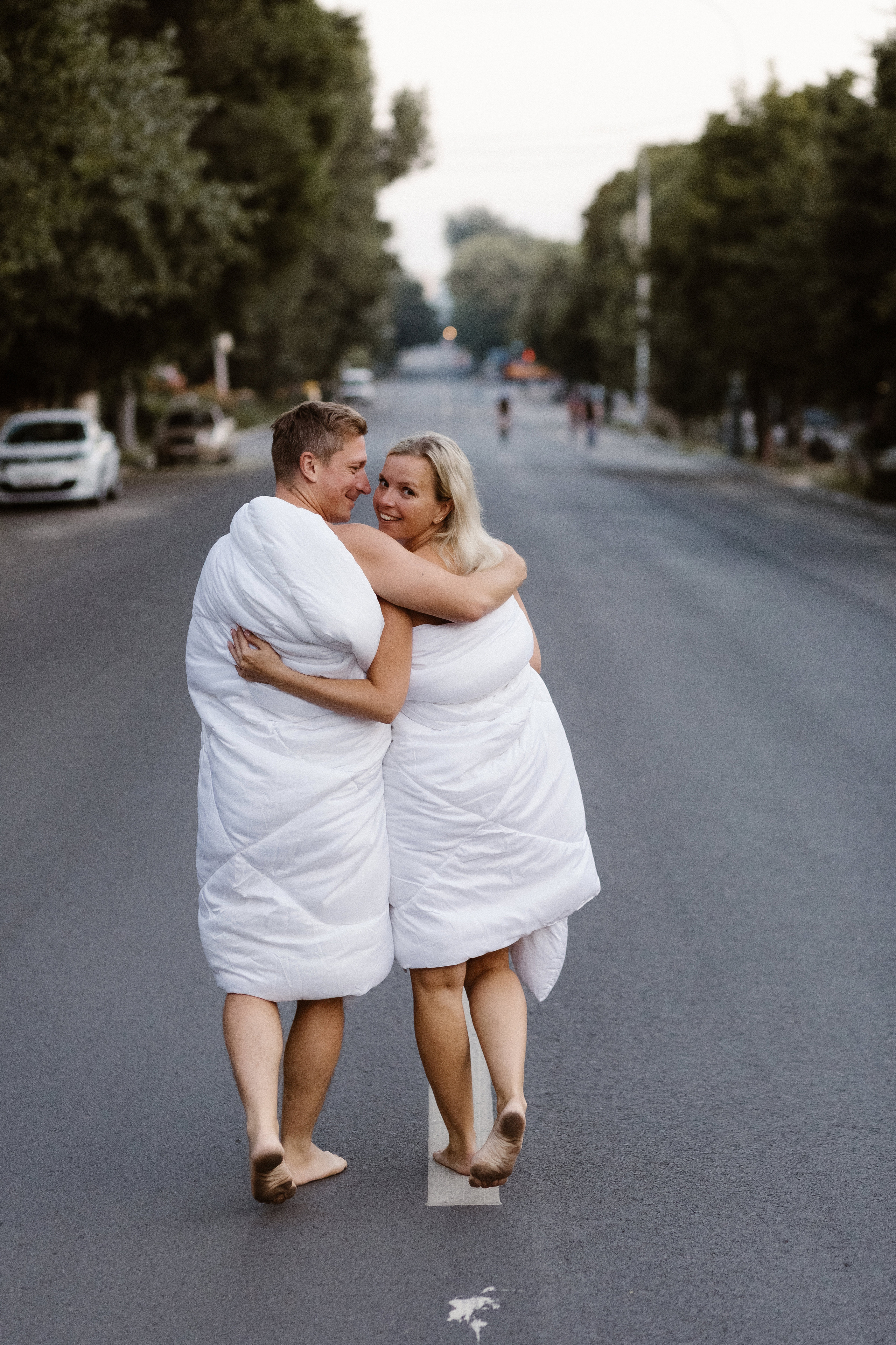 Фотосессия у Театра Чехова в Таганроге: Рассвет в Одеялах на улице Петровская с Олегом и Марией. Свадебный и семейный фотограф в Таганроге Бакарюк Антон