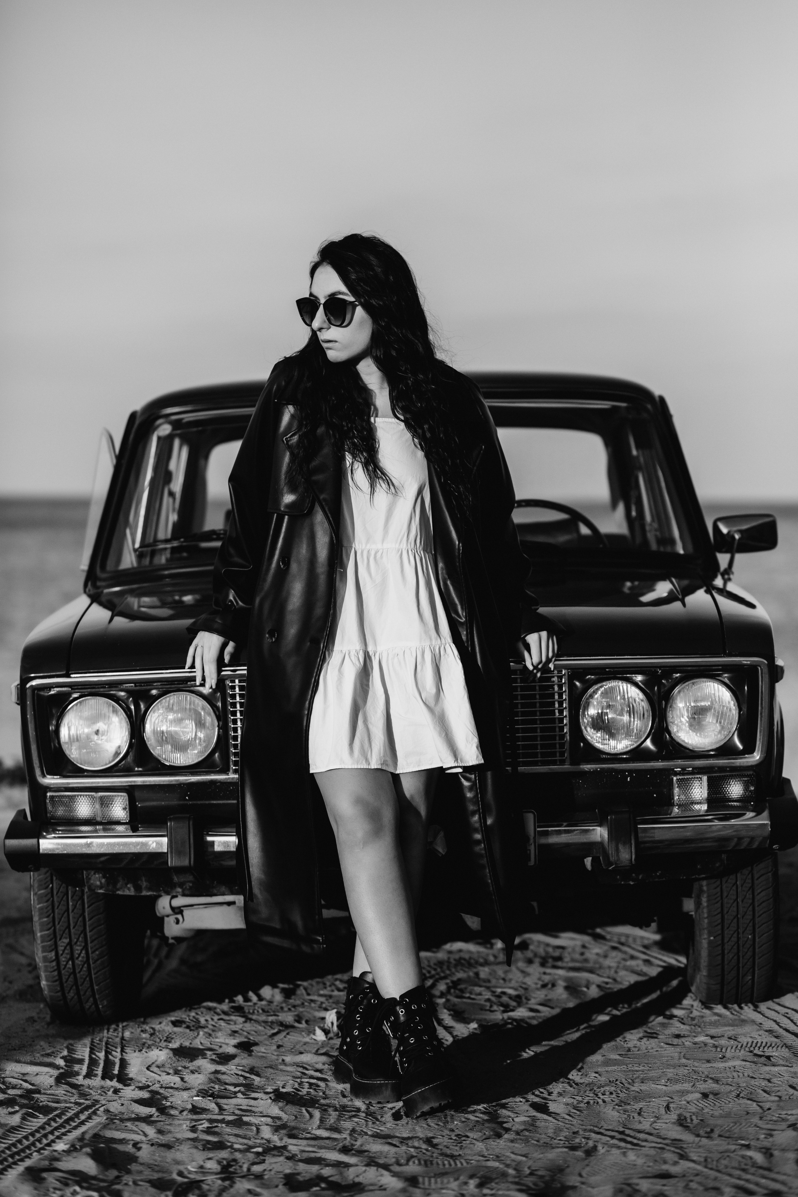 Фотосессия Ярика и Насти на пляже Таганрога на фоне машины. Свадебный и семейный фотограф в Таганроге Бакарюк Антон