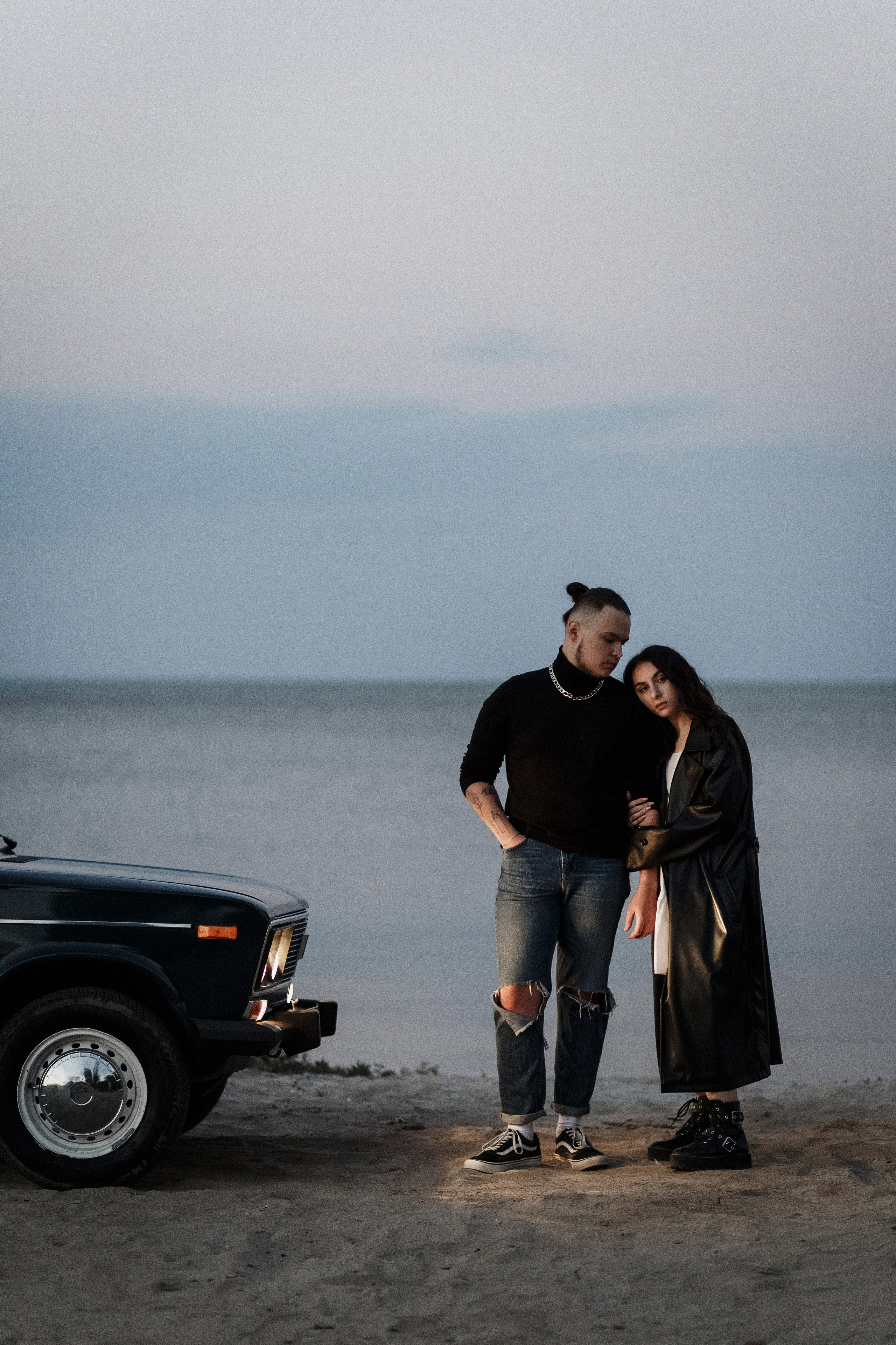 Фотосессия Ярика и Насти на пляже Таганрога на фоне машины. Свадебный и семейный фотограф в Таганроге Бакарюк Антон