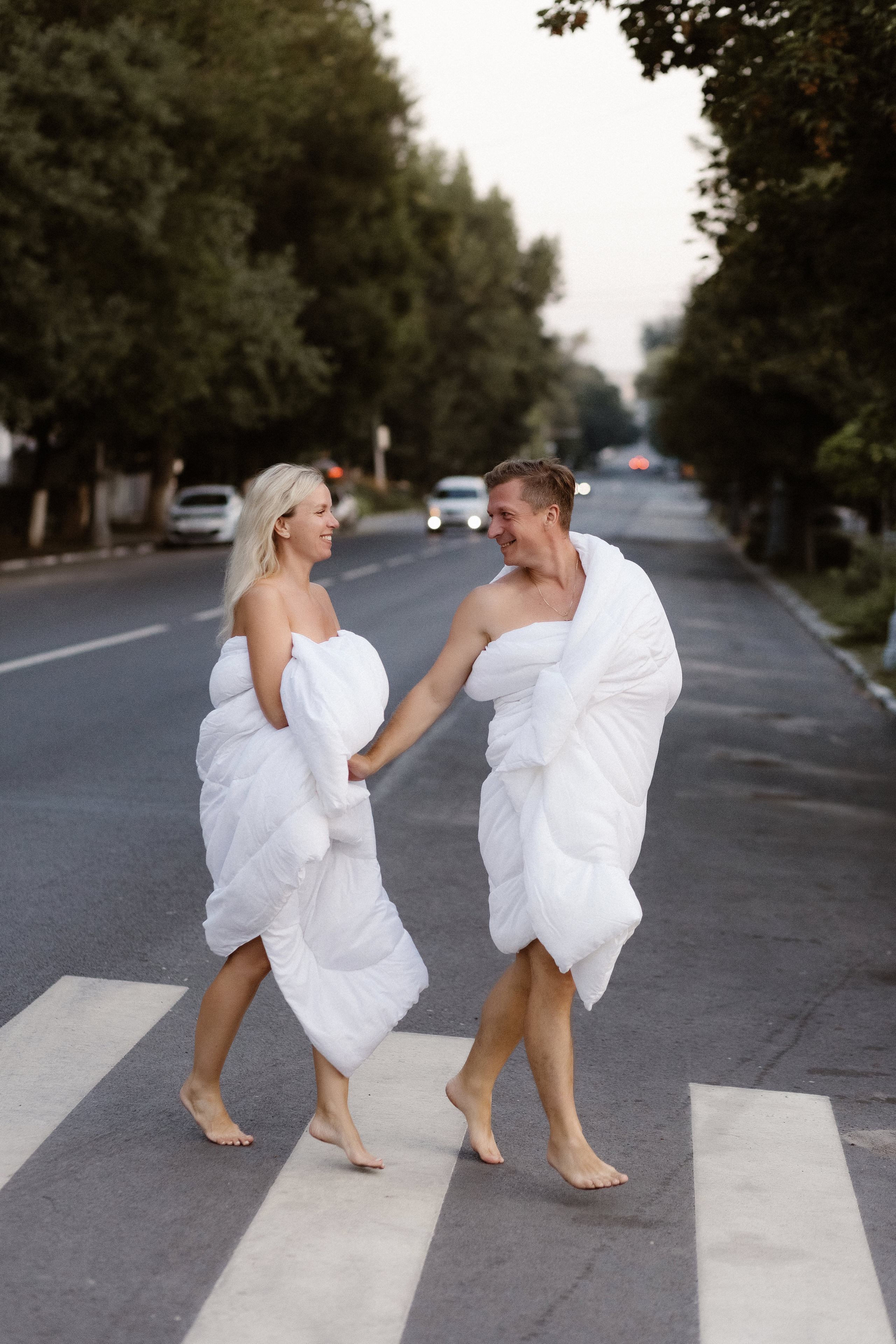 Фотосессия у Театра Чехова в Таганроге: Рассвет в Одеялах на улице Петровская с Олегом и Марией. Свадебный и семейный фотограф в Таганроге Бакарюк Антон
