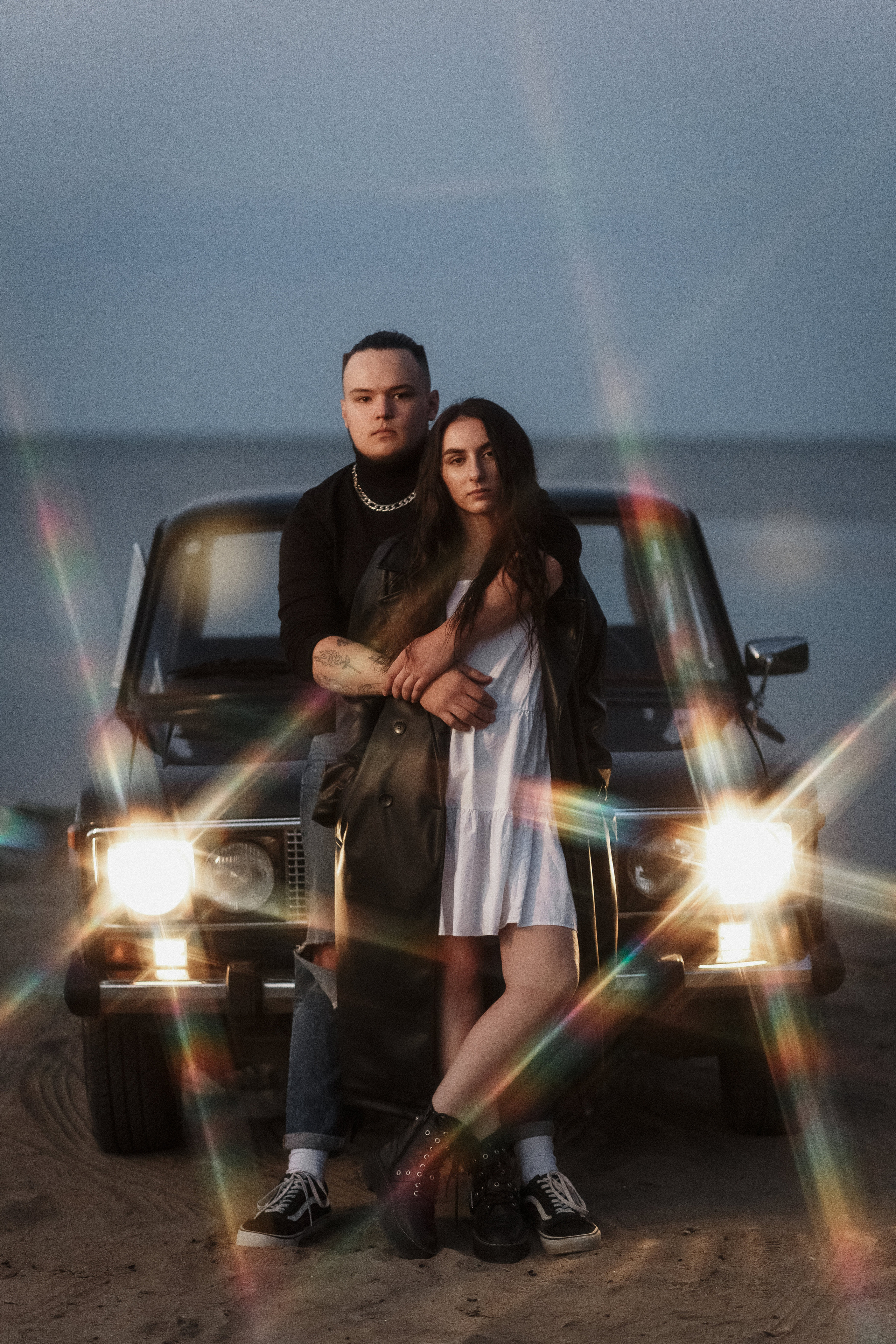 Фотосессия Ярика и Насти на пляже Таганрога на фоне машины. Свадебный и семейный фотограф в Таганроге Бакарюк Антон
