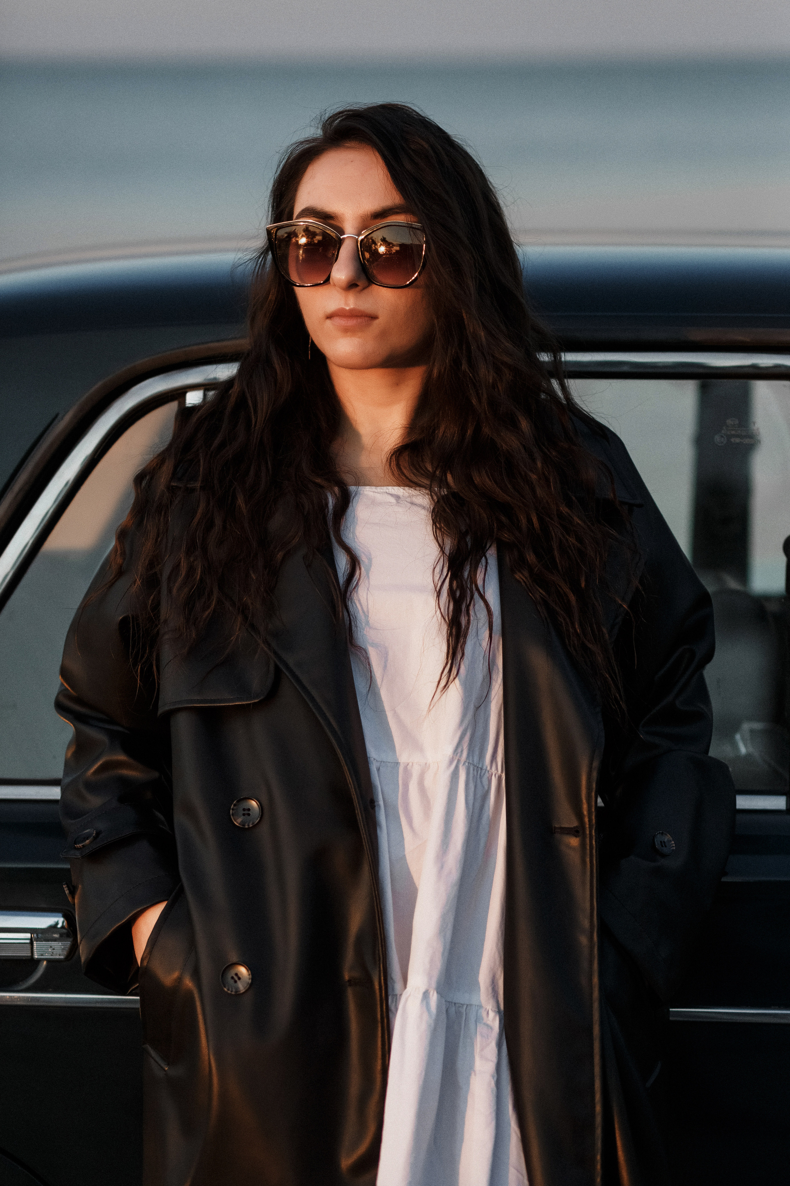 Фотосессия Ярика и Насти на пляже Таганрога на фоне машины. Свадебный и семейный фотограф в Таганроге Бакарюк Антон