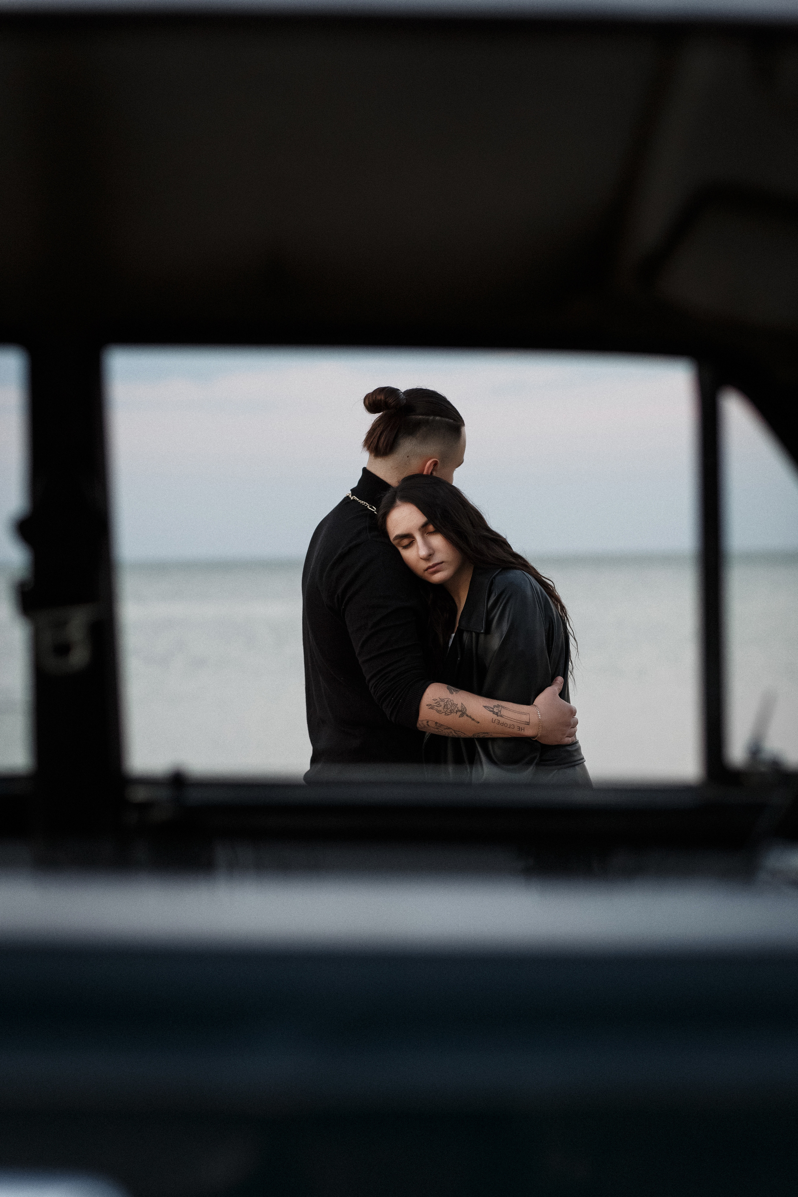 Фотосессия Ярика и Насти на пляже Таганрога на фоне машины. Свадебный и семейный фотограф в Таганроге Бакарюк Антон