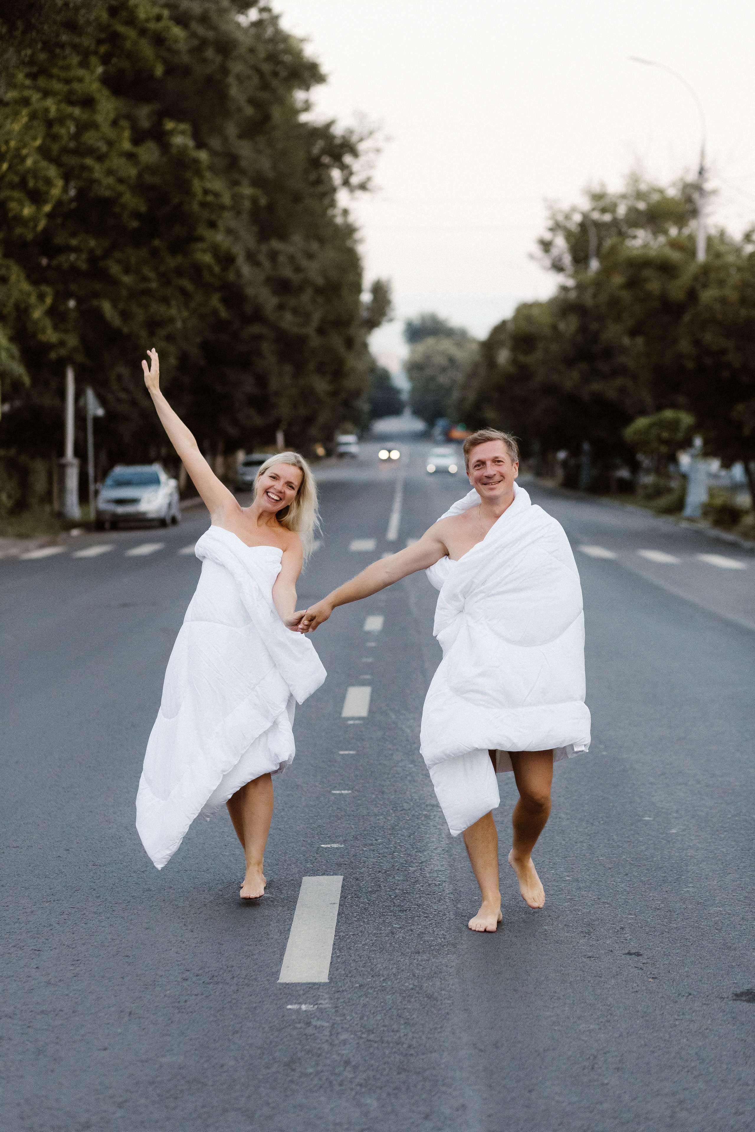 Фотосессия у Театра Чехова в Таганроге: Рассвет в Одеялах на улице Петровская с Олегом и Марией. Свадебный и семейный фотограф в Таганроге Бакарюк Антон