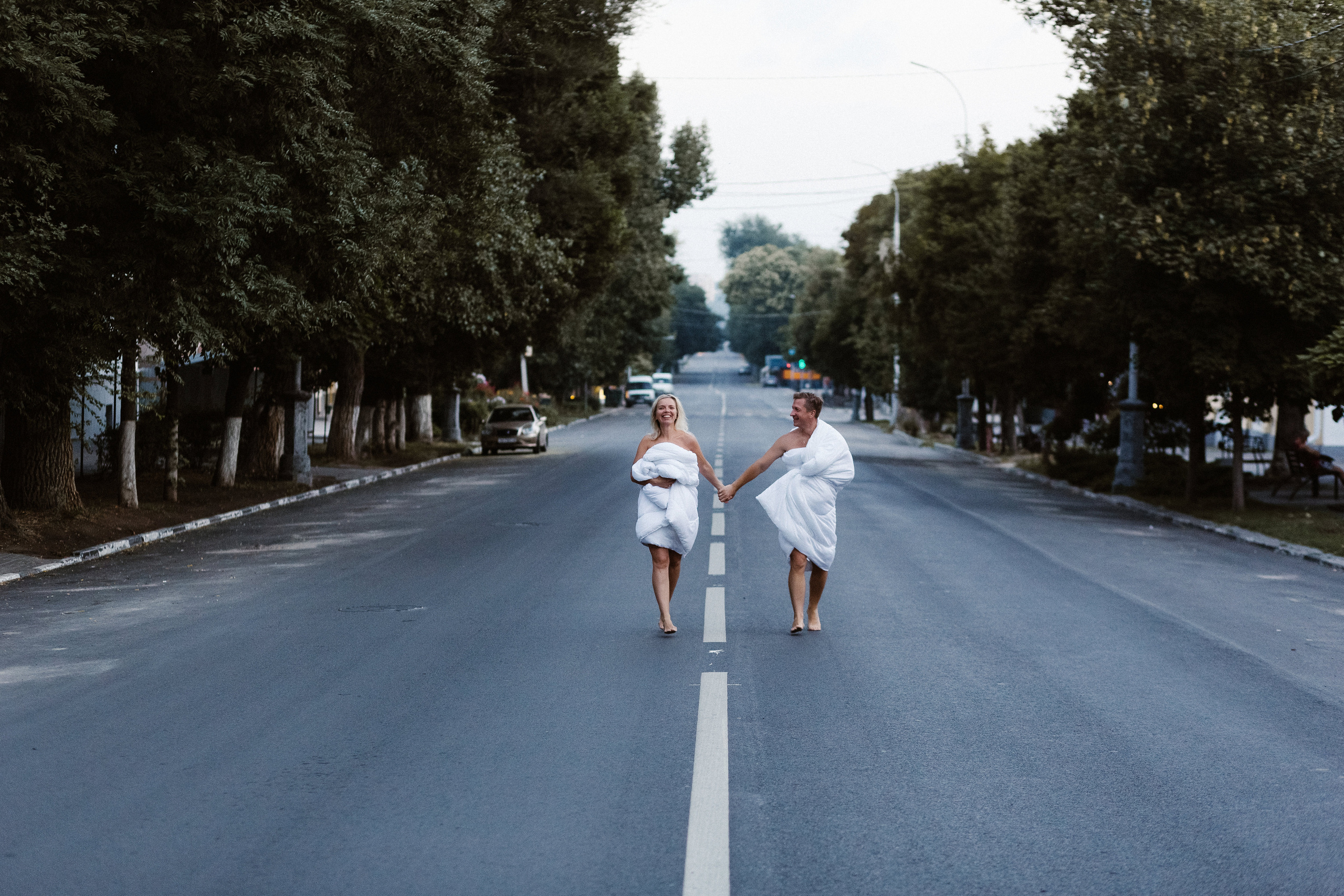 Фотосессия у Театра Чехова в Таганроге: Рассвет в Одеялах на улице Петровская с Олегом и Марией. Свадебный и семейный фотограф в Таганроге Бакарюк Антон
